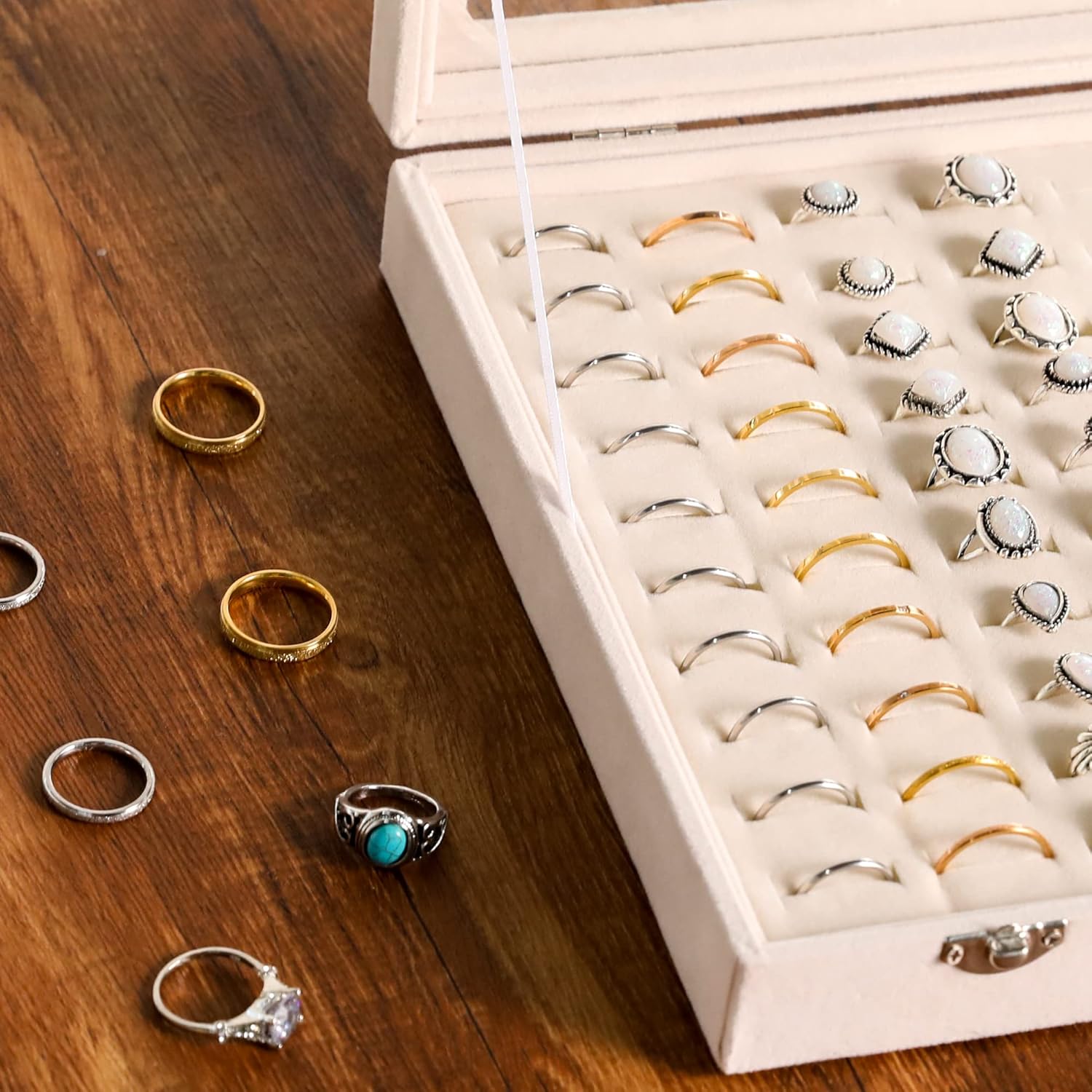 Test complet de l'organiseur de bagues Frebeauty avec 100 compartiments, plateau à bijoux en velours beige et couvercle transparent - Vue détaillée des emplacements — vue 6