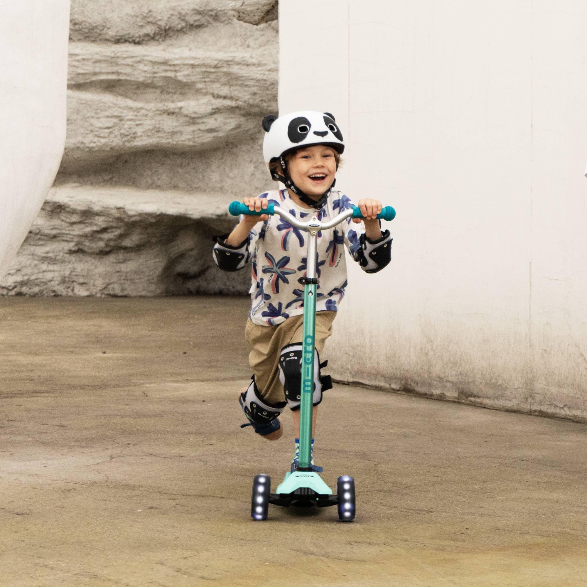 Micro® | Casco 3D Infantil | Protección para Patinete o Bicicleta | Luz Trasera de Seguridad 3 Posiciones | Ultraligero 250 Gramos | Cierre Magnético | Niños y Niñas