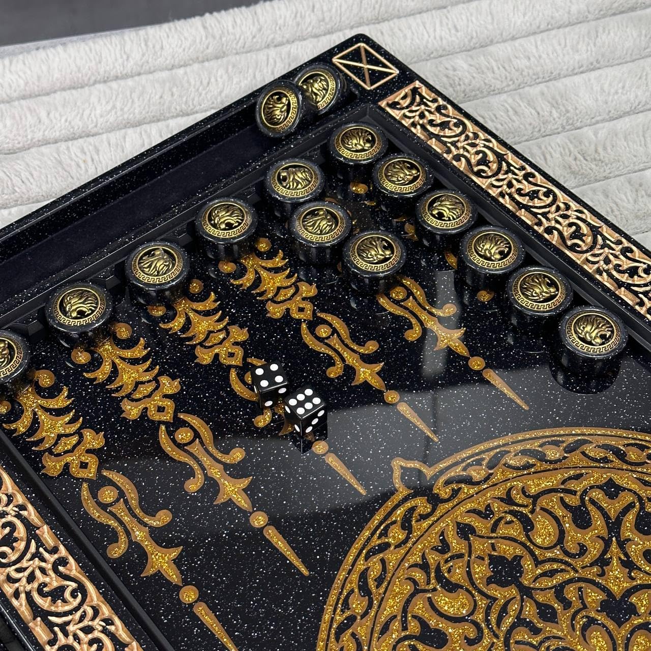 Backgammon di lusso "Leone d'oro" – Realizzato a mano in pietra acrilica e resina – 58 × 28 cm – Design reale e regalo con personalizzazione (Premium Size 58 cm)