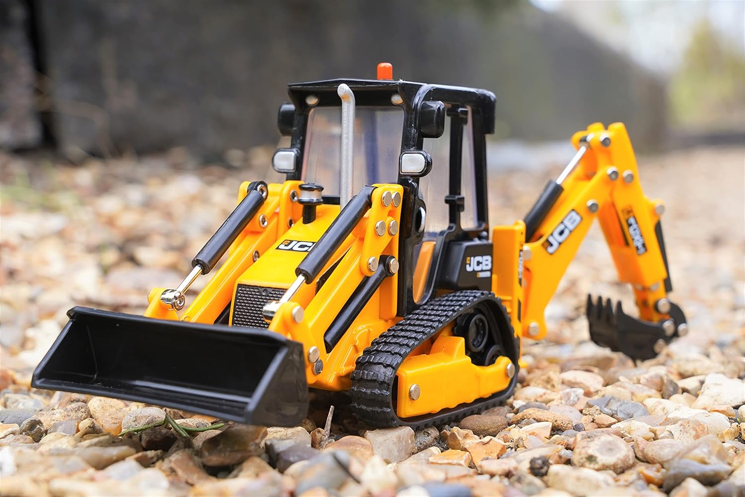 Britains JCB Farm Tractor, Tracked Backhoe Loader, 1:32 JCB 1CXT Truck, Collectable Tractor, 1:32 Scale Farm Toys, Suitable for Collectors and Kids, 3 Year Plus