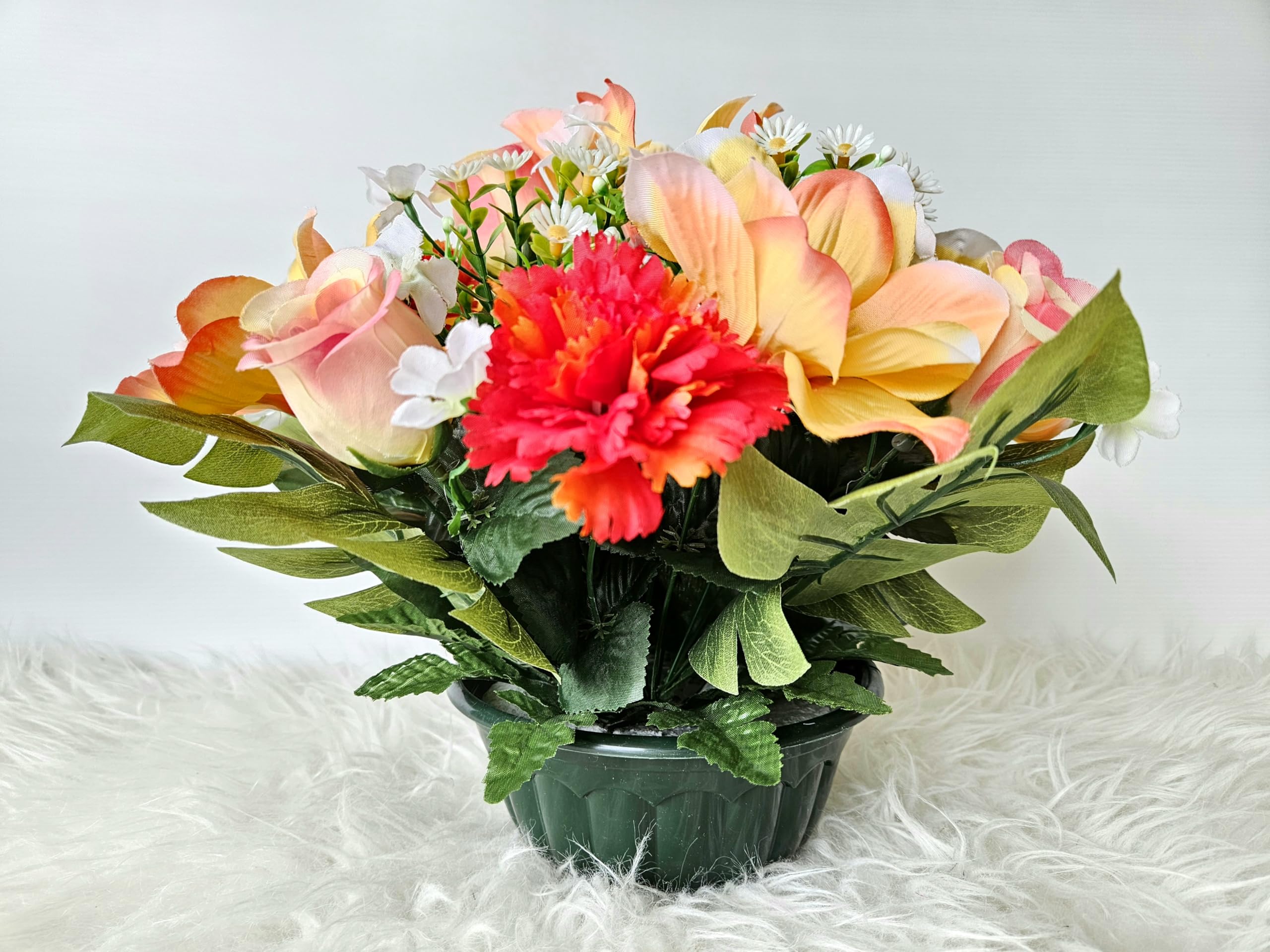 Composition de Fleurs Artificielles Lesté Ciment pour Une Parfaite Tenue à L' Extérieur Vu Son Poids et Son Pot en Forme de Charlotte. Réalisé par nos Soins, Fleurs de Qualité.