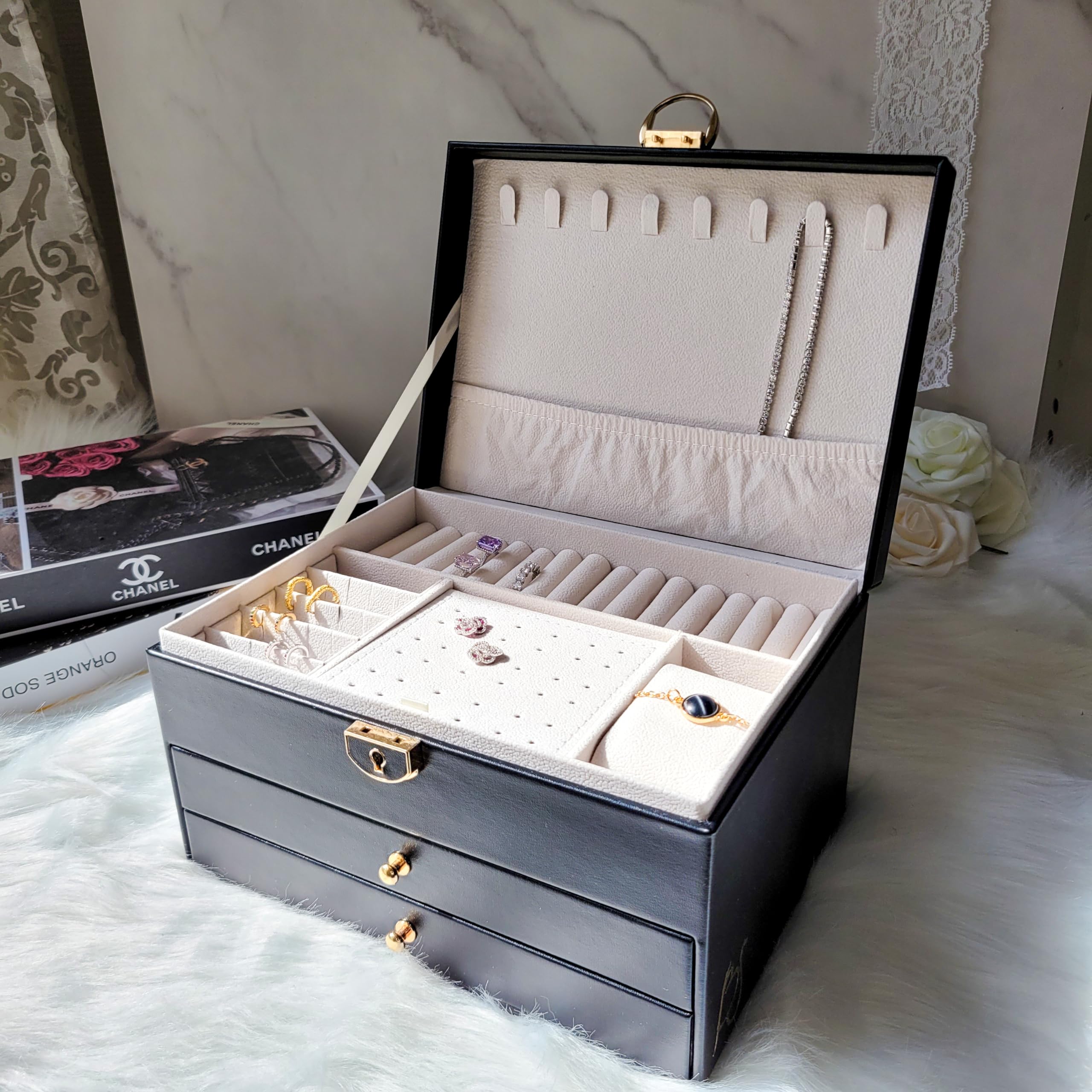 BS Boîte à bijoux pour femme et fille | Boîte à bijoux personnalisée avec prénom, pour cadeau - fête | Rangement bijoux verrouillable à clé, en cuir végan, organisateur bijoux (Noir)