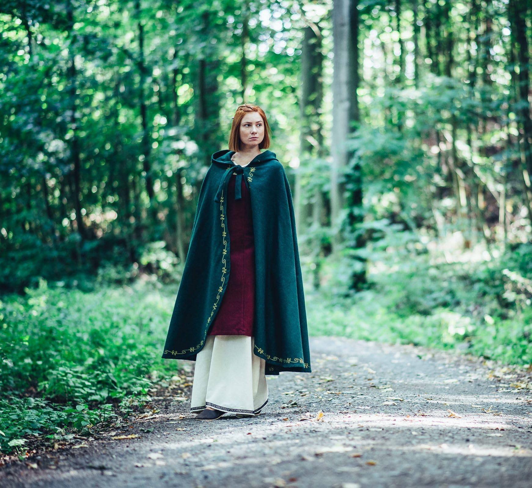 Leonardo Carbone® Ásidís średniowieczna peleryna wełniana z haftem ręcznym – średniowieczna odzież damska, peleryna damska, kostium hobbit, odzież LARP, Wikingowie, Cosplay, Halloween, karnawał