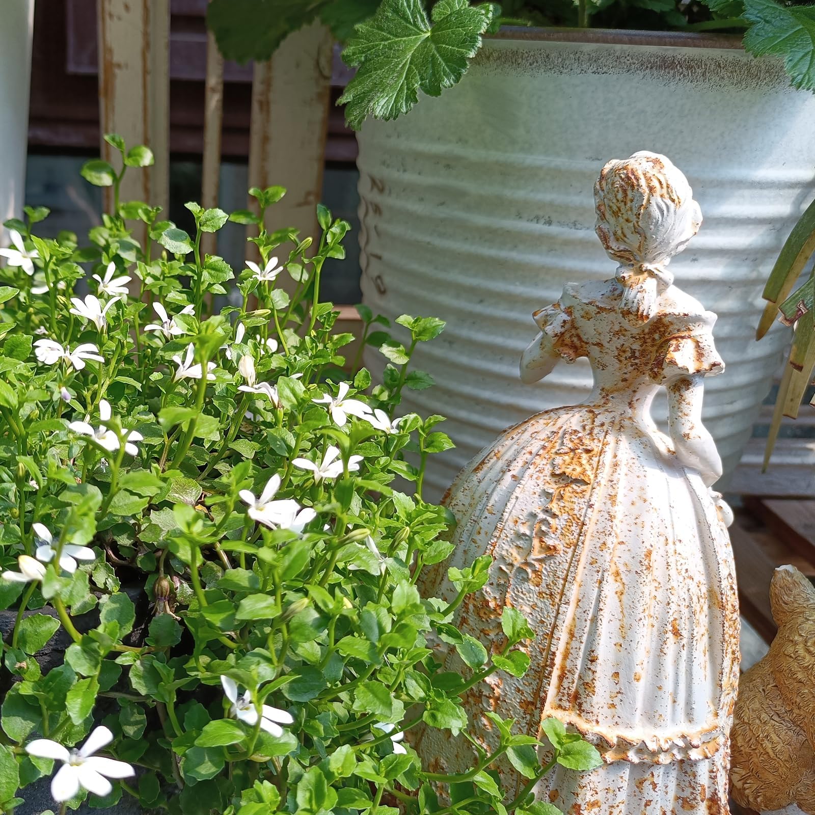 23cm Vintage Gartenfigur aus Gusseisen, Viktorianische Damenskulptur mit Handtasche, Rustikale Gartendekoration, Innen- und Außenbereich (Weiß)