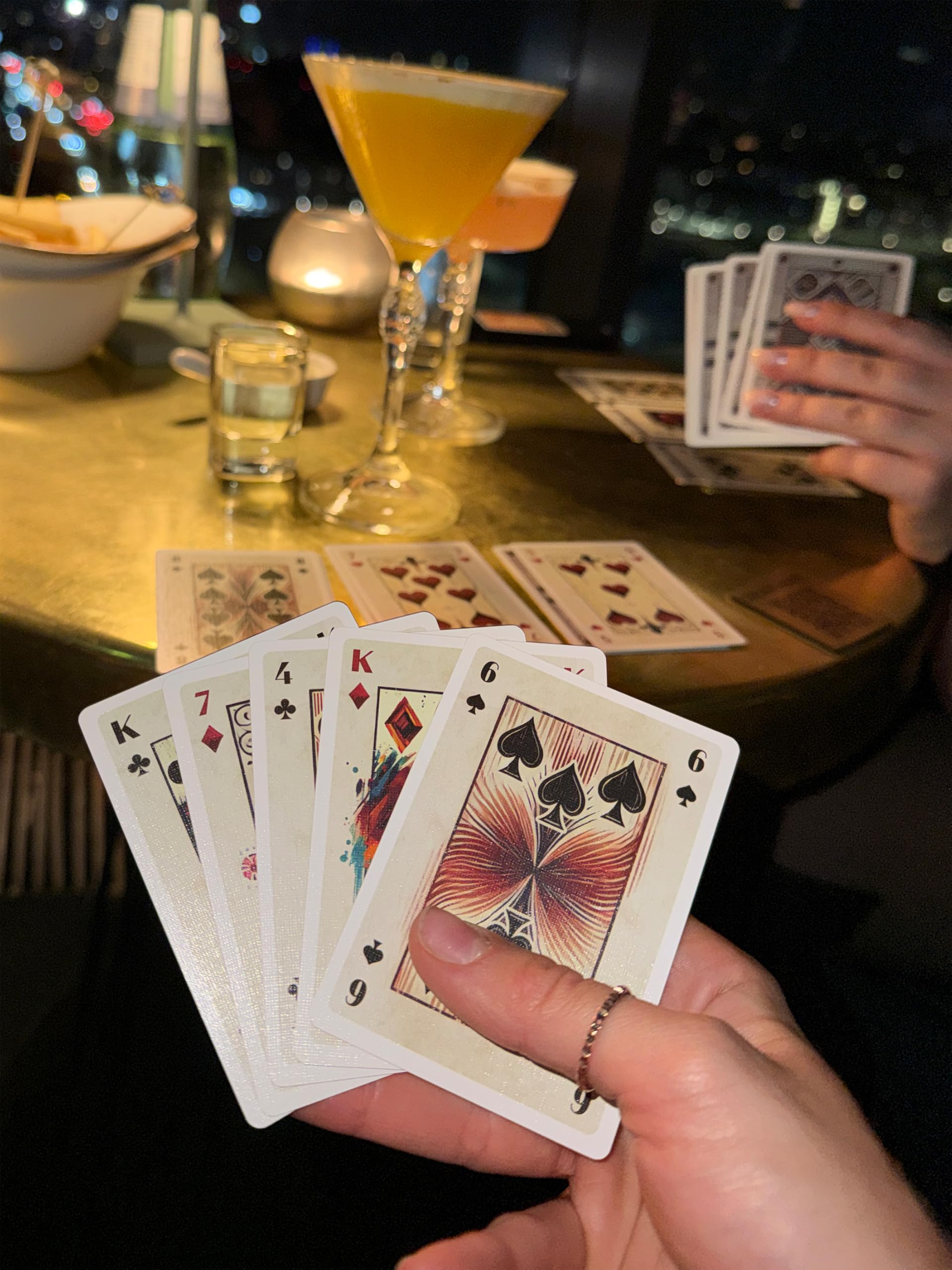 Berlin Hold’Em Spielkarten - 20s Design - Dunkel - 56 Karten Poker Size 63 x 88 mm, Pokerkarten Kartendeck für Poker, Skat & Rommé - 5