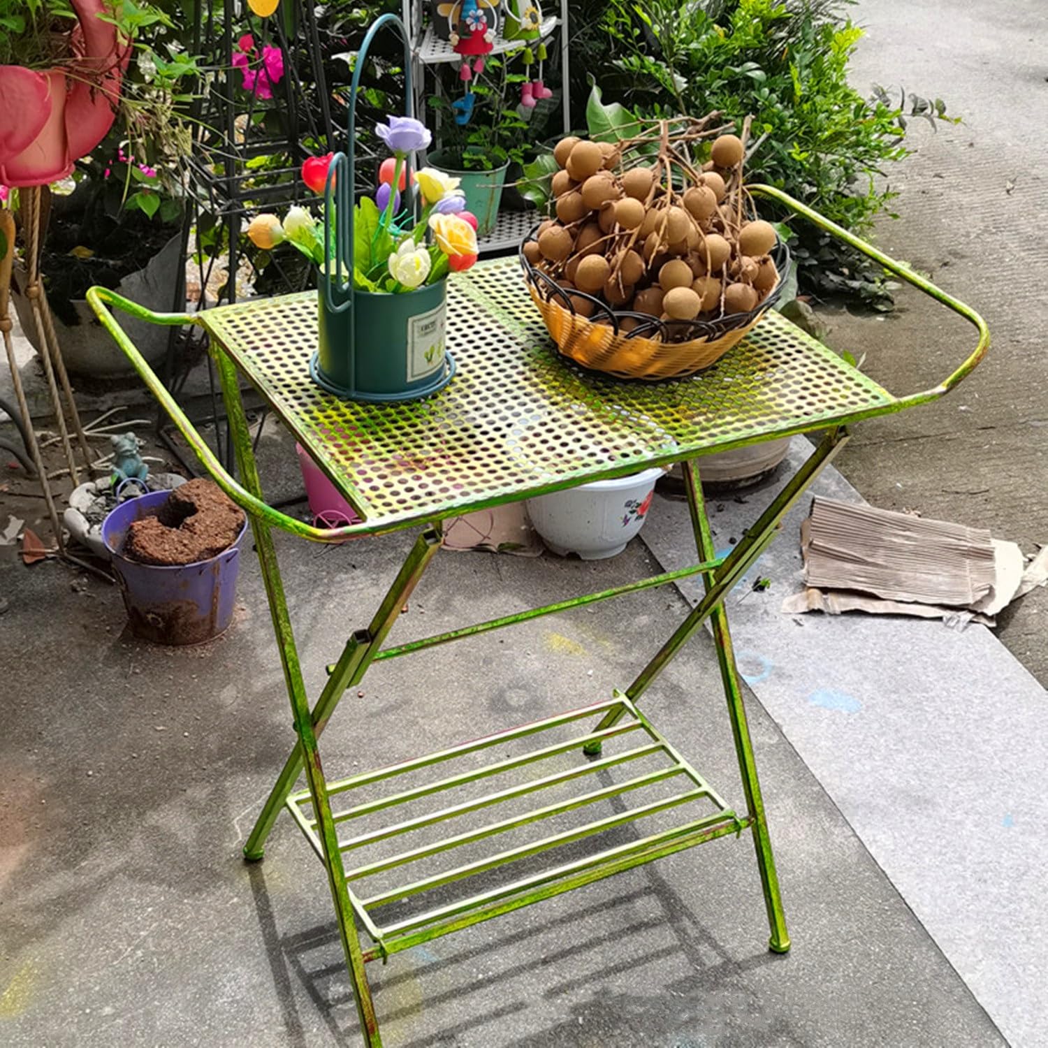 Table de jardin vintage pour aménager un coin détente piscine