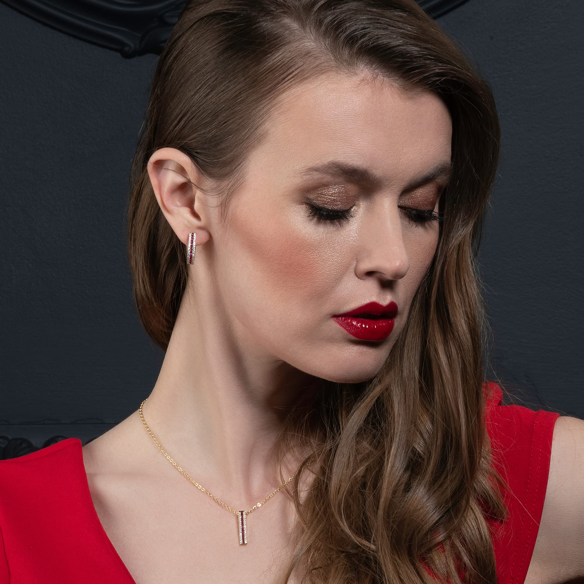 namana Collier Pendentif Pour Femme serti de Pierres de Couleur. Collier Femme Serti de Zircons de Couleur. Collier Ras de Cou Vert, Rouge, Bleu ou Multi Couleur Livré avec Écrin Cadeau