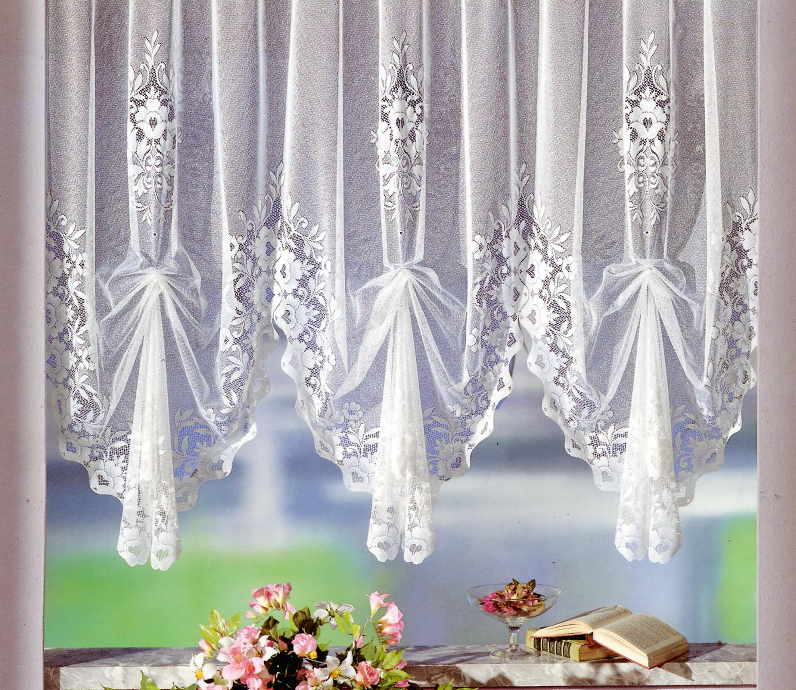 heimtexland Gardine, Hochraff-Store mit Universalschienenband (Kräuselband), 120cm hochgerafft x 4 Bögen für Dekobreite 190-240cm, Weiß, Klassisch mit Blumenmuster, 1 Stück, Vorhang Typ10