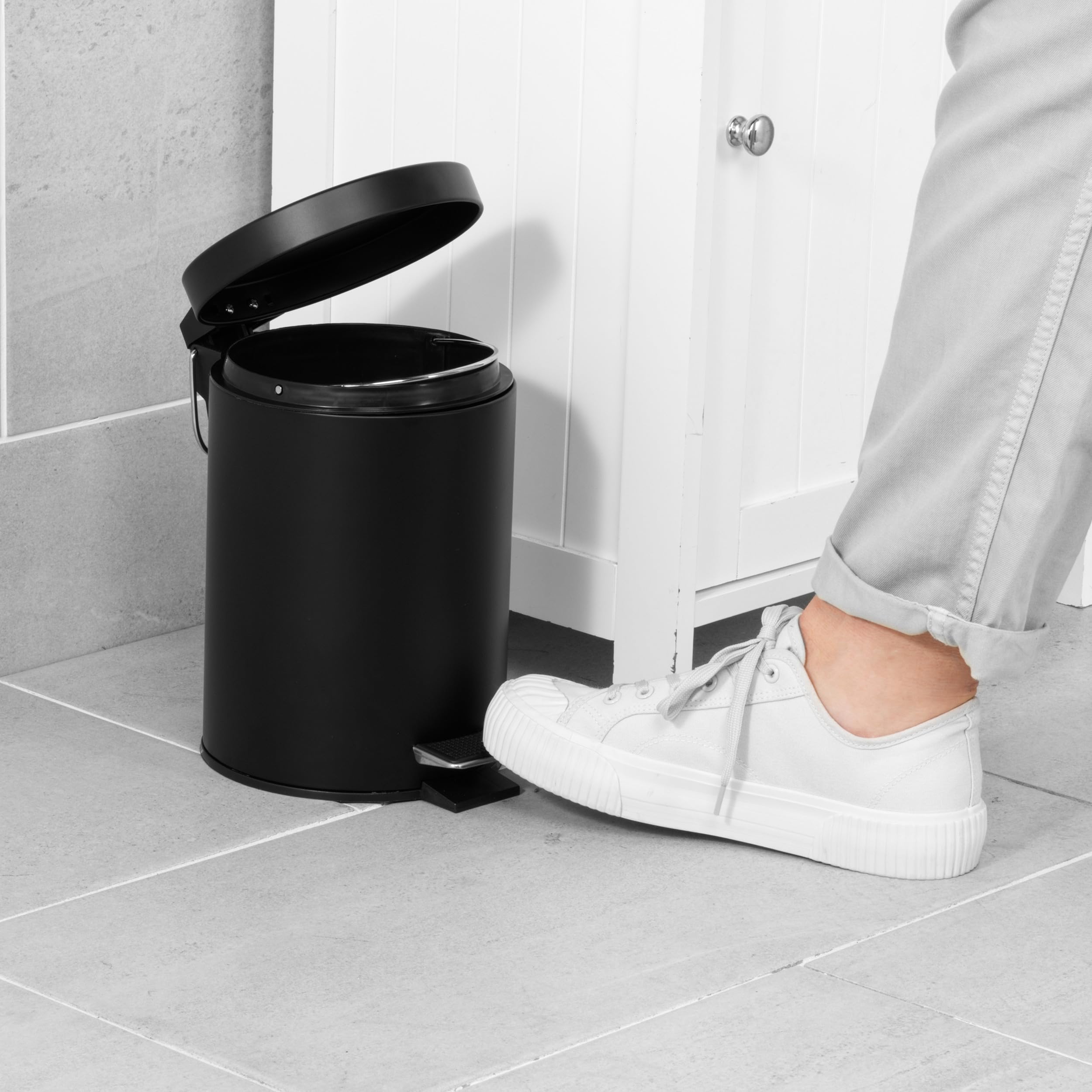 Beldray cubo de baño con pedal 3 L - papelera pequeña redonda de acero inoxidable, tapa de cierre suave, cubo interior extraíble, ideal para baño, dormitorio u oficina, negro