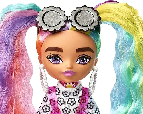 Miniatura 3 de Barbie Extra Minis Muñeca #6 con vestido estampado de flores con pelo arcoíris, soporte para muñeca y accesorios, incluyendo gafas de sol y bolso,