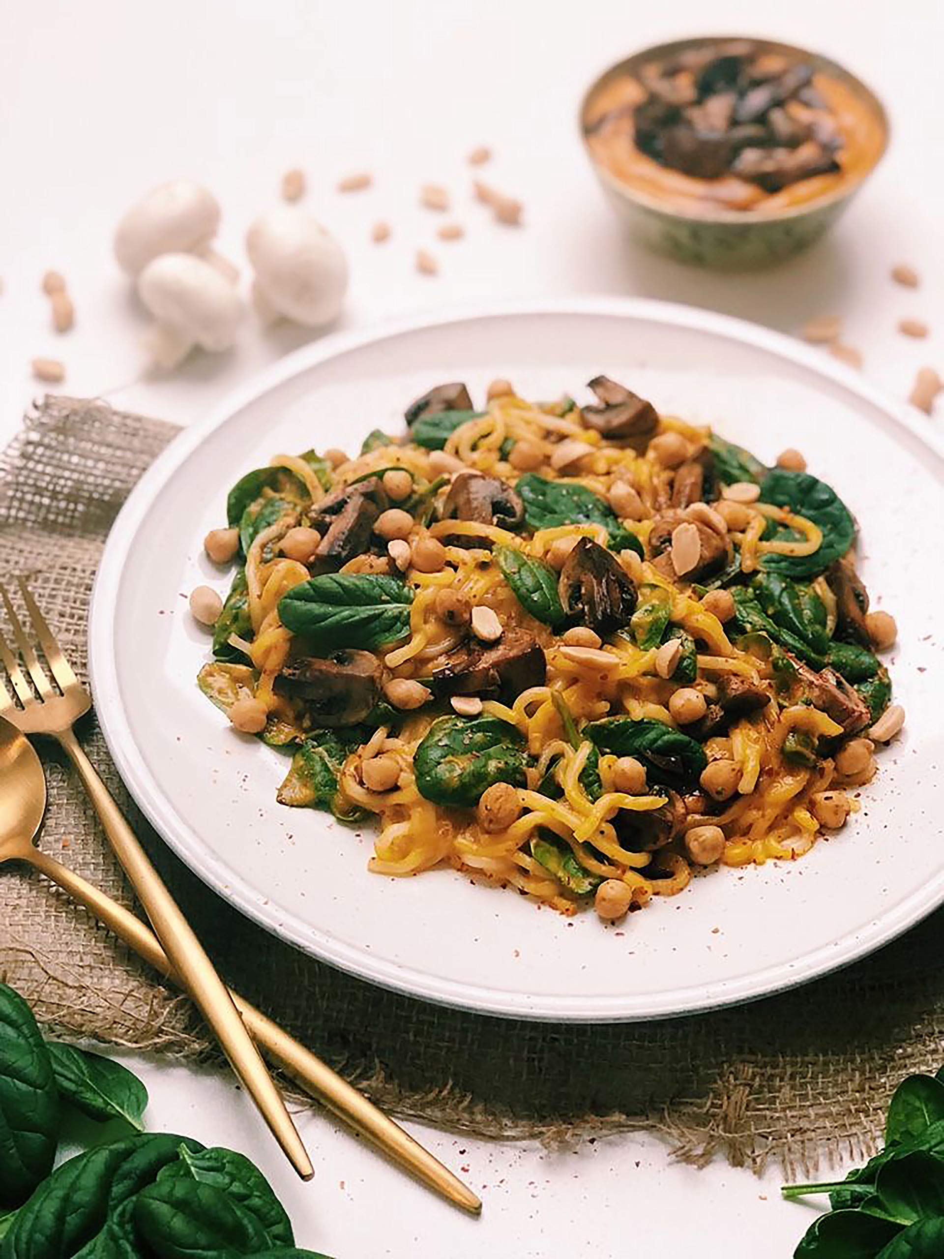 Confezione da 10 | Noodles da 5 calorie 250g | a base di alghe | Senza glutine, senza grassi e vegani | Inodori e insapori | Solo 5 kcal per 100g | Schultz e König