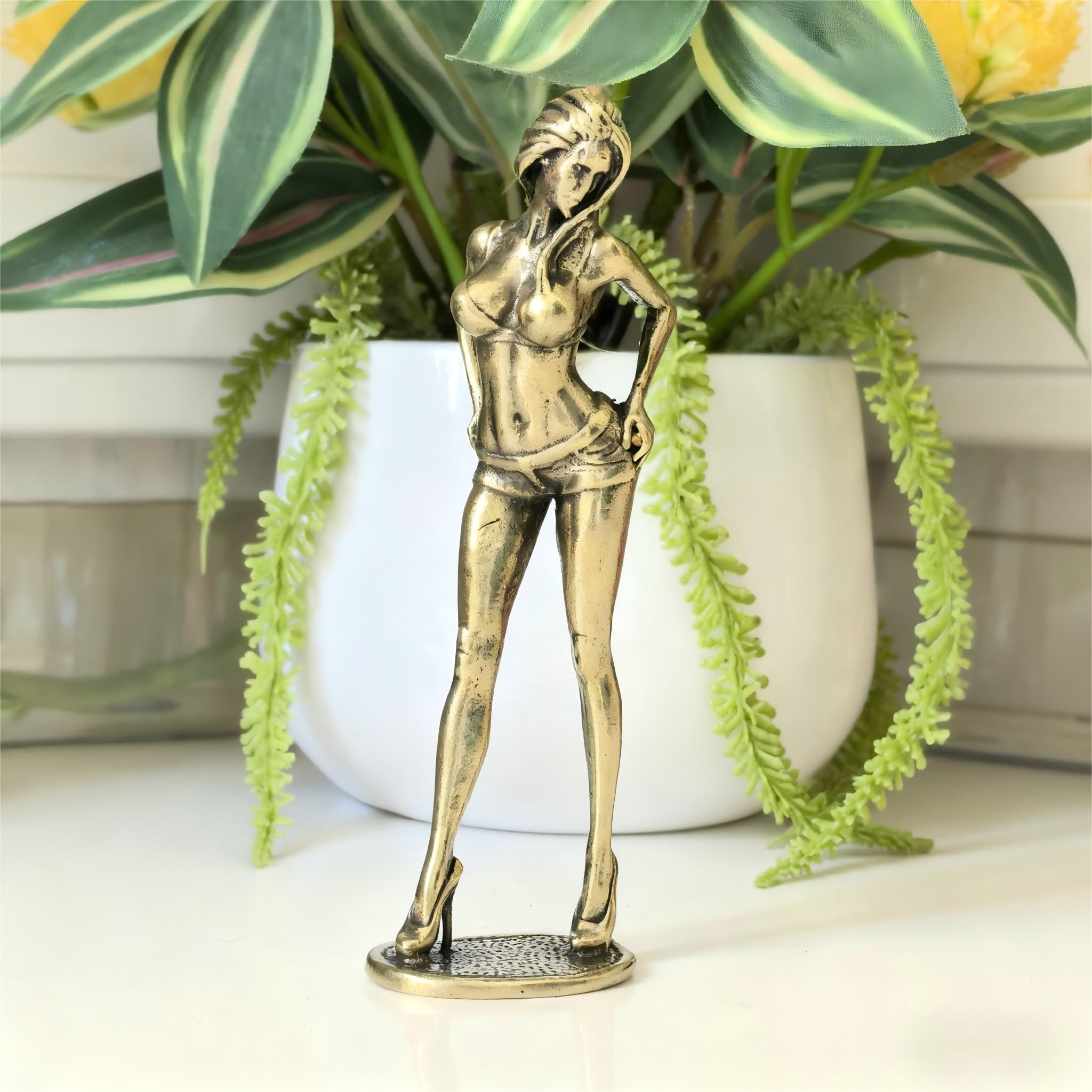 Figurine féminine en laiton massif 9,5 cm — Sculpture miniature rétro et décoration métal