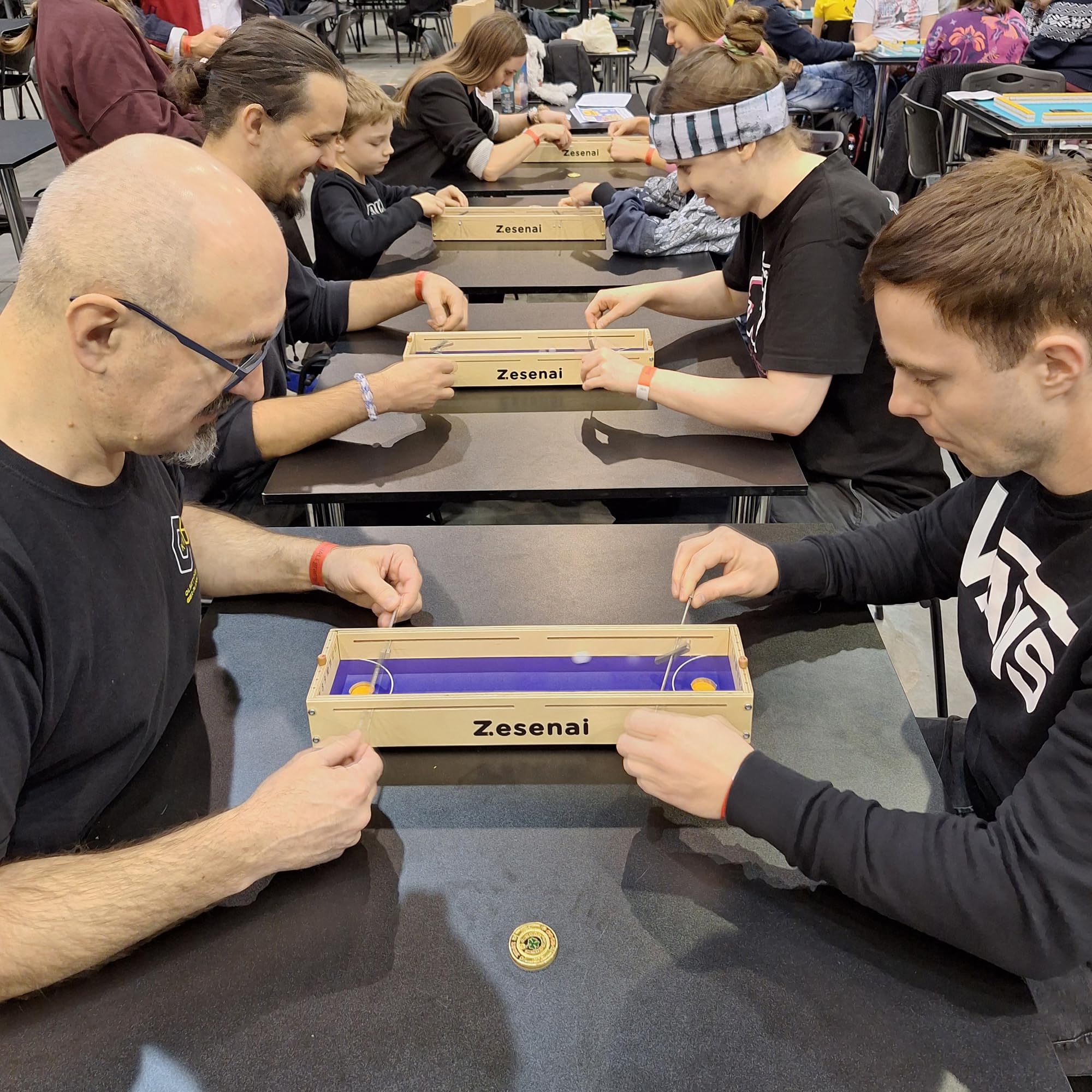 Micro Football - Schnelllebiges Mini-Fußball-Reflexspiel für 2 Spieler, Tabletop Skill Duell mit Fußball & Hockey Style Action für Familienspielabend und Wettkampfspiel