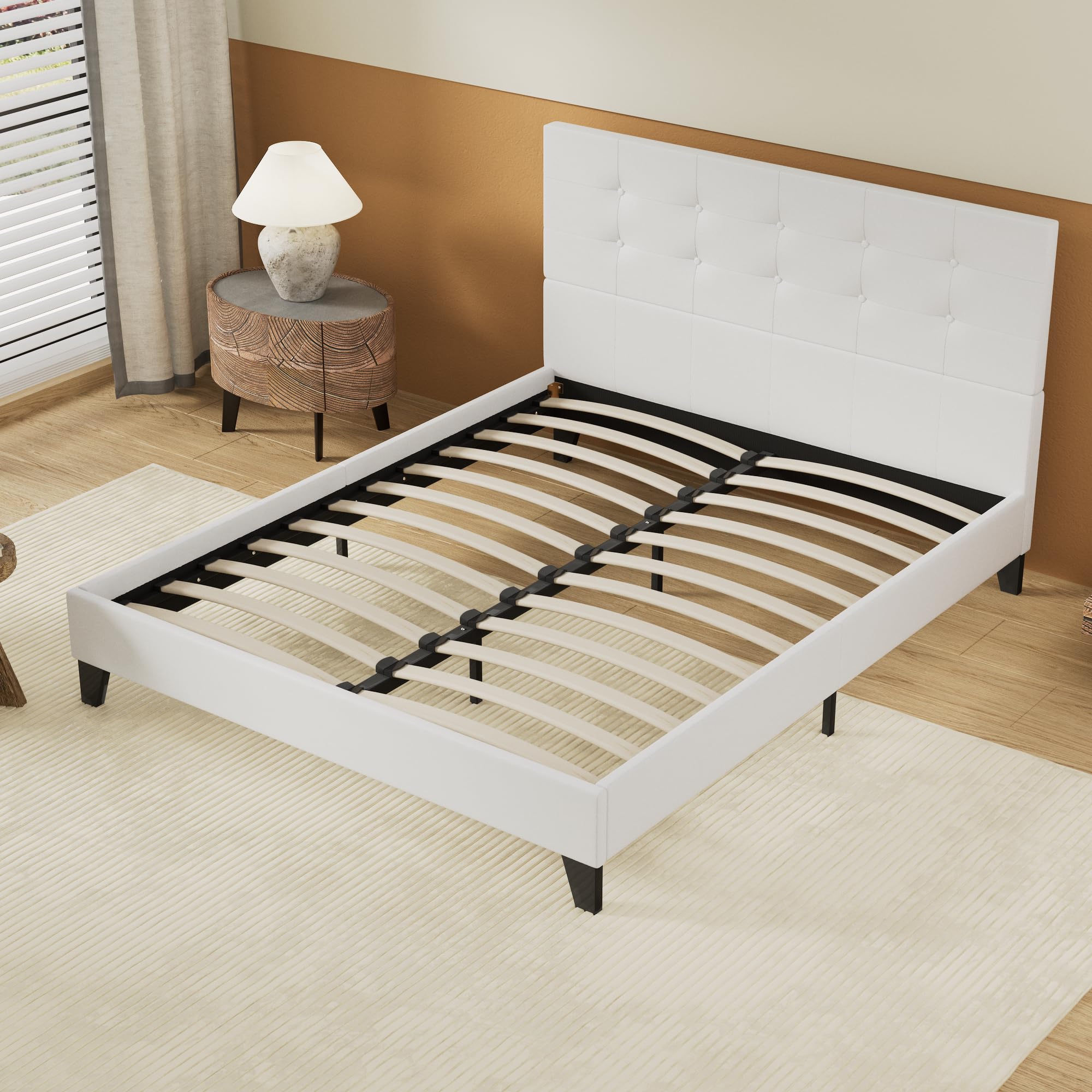 NOVEMBER Letto Matrimoniale – Rete e Testiera Capitonné – 160 x 200 cm – Rivestimento Sintetico Bianco – Stabile e Robusto con Piedi Centrali di Rinforzo