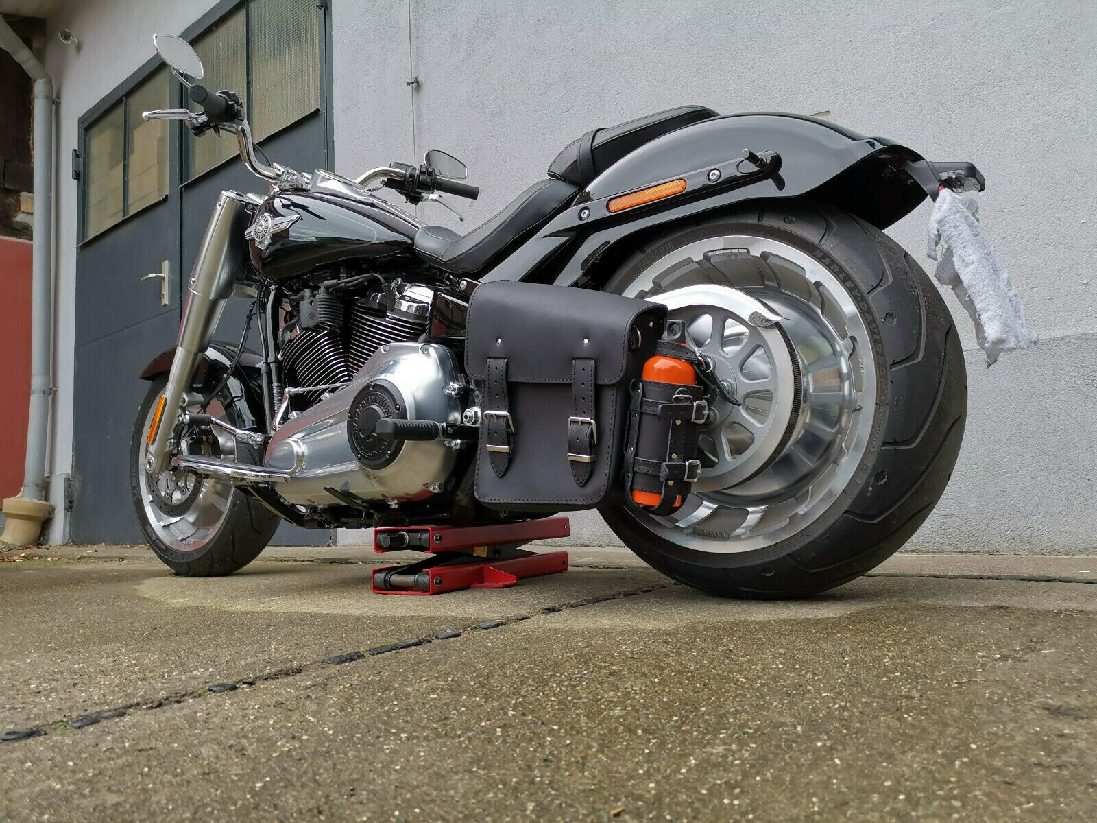 Hulk SCHWARZ Seitentasche mit Flaschenhalter kompatibel mit Harley Davidson Softail Rahmentasche Schwinge Getränkehalter Schwingentasche Heritage Softail Slim Wildstar Dragstar