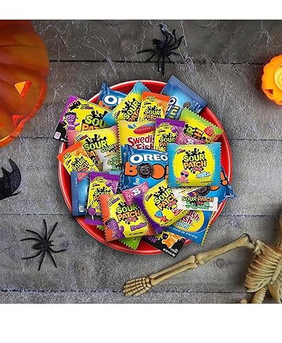 Miniatura 5 de Caramelos suaves y masticables de Halloween Sour Patch Kids & SWEDISH FISH, paquete variado de dulces de Halloween, 22 dulces por bolsa, paquetes