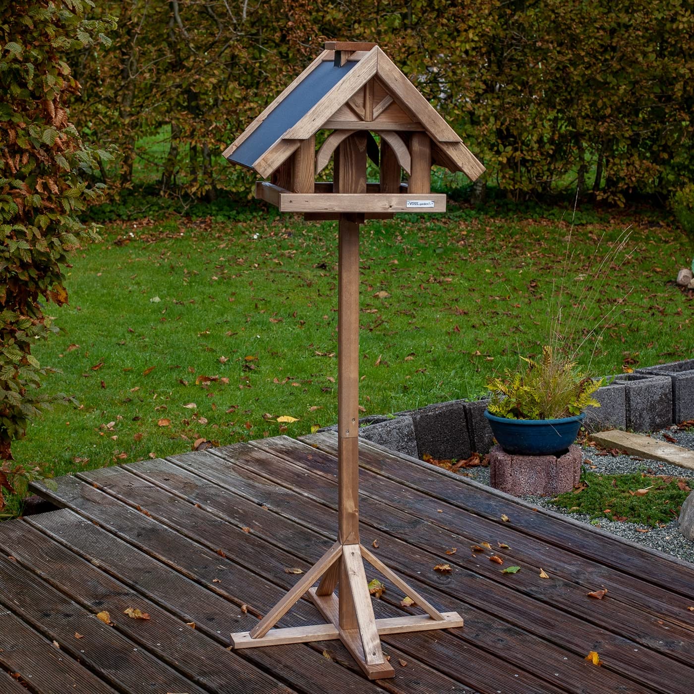 VOSS.garden Vogelhaus Herte, mit Standfuß und Futter-Schornstein, ganzjährig verwendbar, imprägniertes Fichtenholz, Vogelfutterhaus Futterplatz Vogelfutterstation