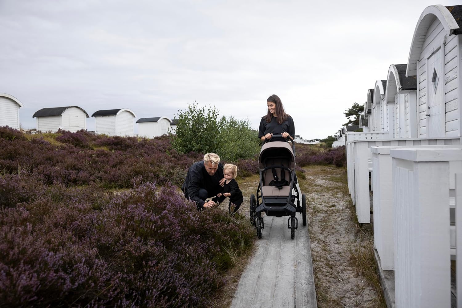 Бала Thule Urban Glide 4 дөңгөлөктүү коляскасында ыңгайлуу отурат