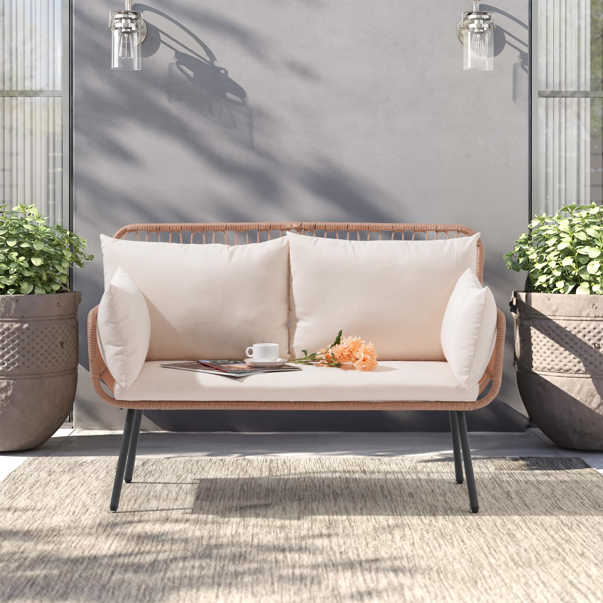 OC Orange-Casual Garten Loveseat, Rattan Gartenmöbel mit Sitzkissen & Rückkissen, Patio Terrasse Sofa für Balkon, Garrten, Schwimmbad,(Natur Rattan & Weiße Kissen)
