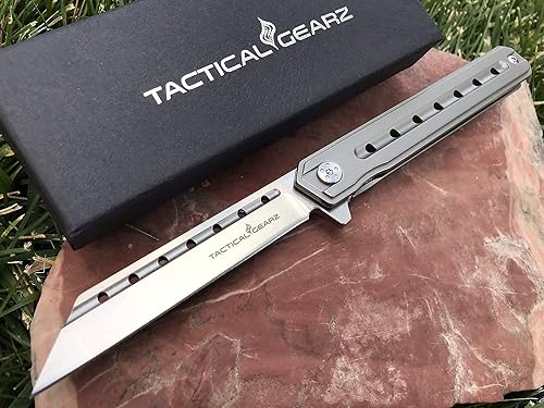 TACTICAL GEARZ Cuchillo plegable de bolsillo de titanio para EDC, mango de titanio Tc4 sólido, hoja tanto de acero D2, incluye funda (ónix platino)