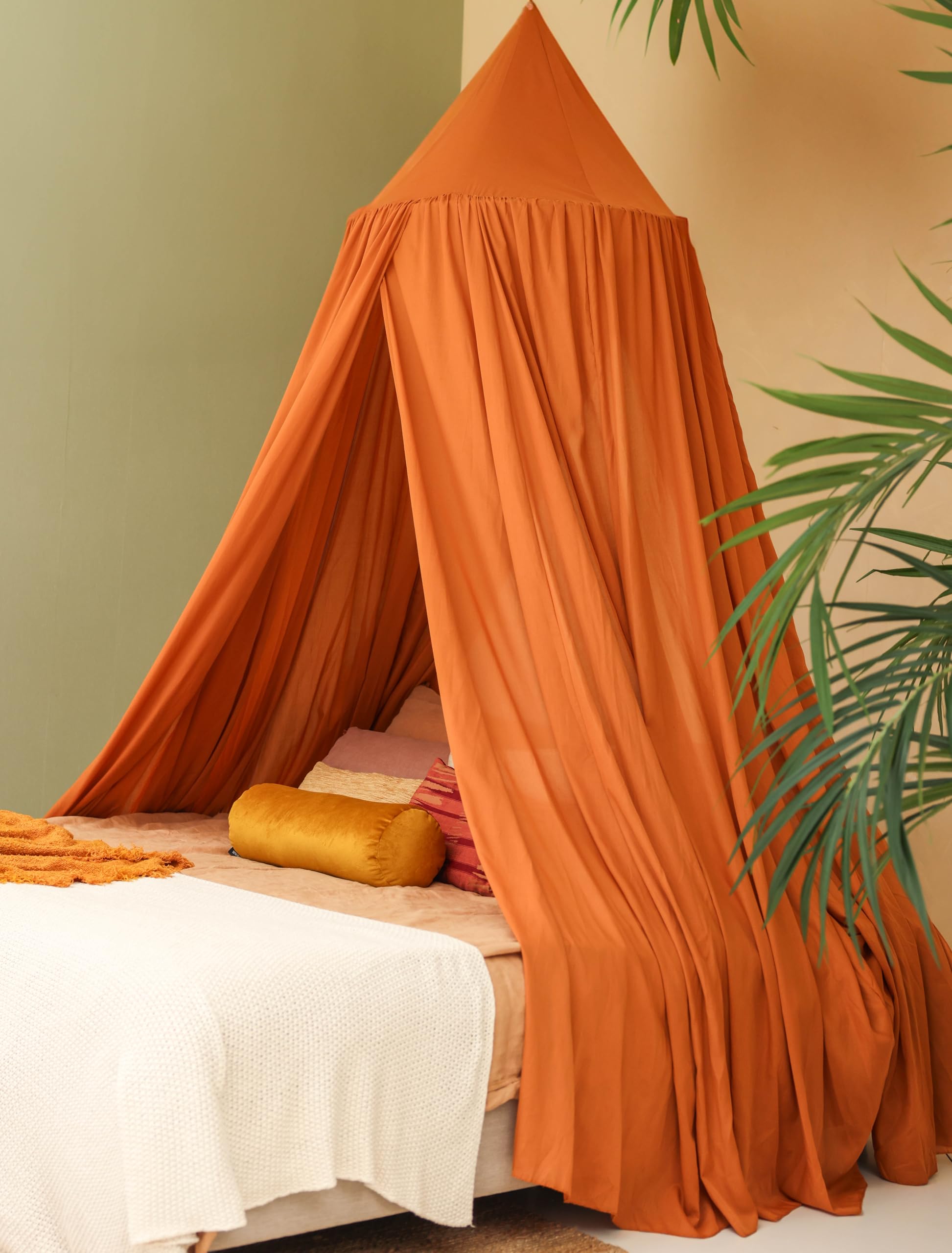Moustiquaire lit double orange pour une ambiance bohème et cocooning en chambre adulte