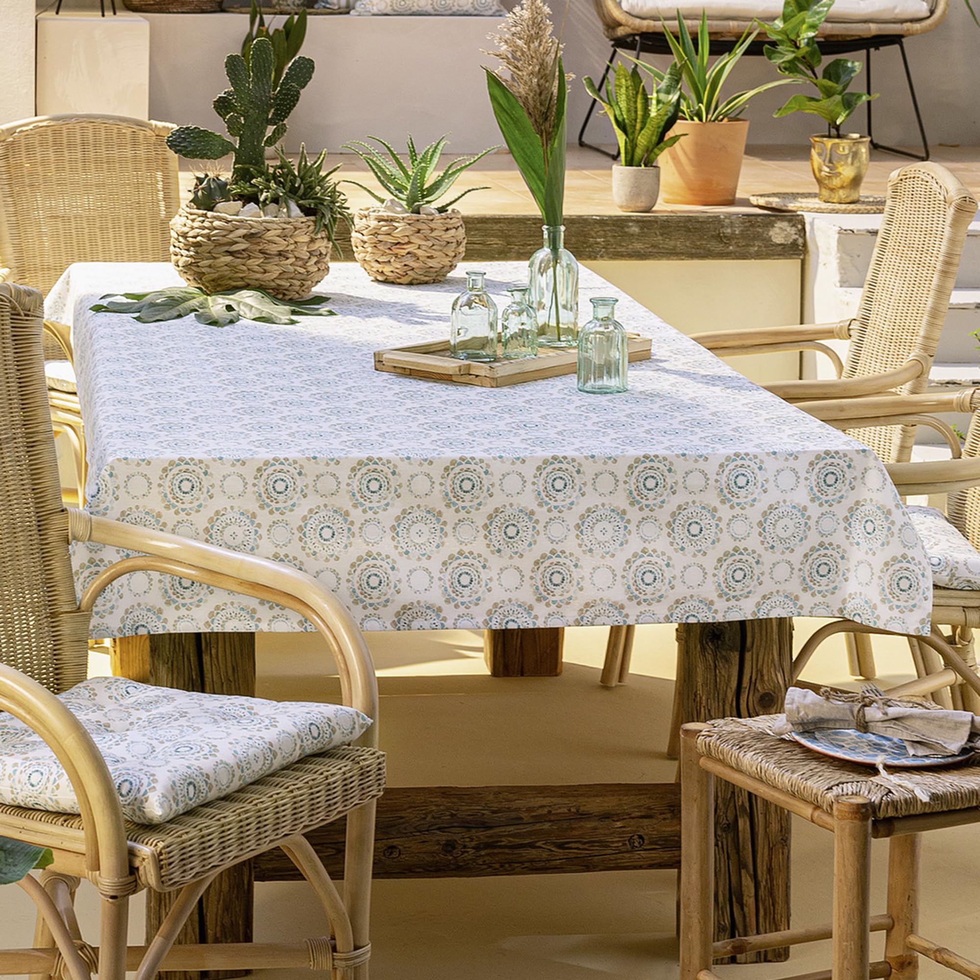 FRANK FLECHTWAREN Tafeldecke Light Living, cremefarbener Grundstoff, Alloverprint in zarten Farben, mit Fleckschutz, 50% Baumwolle, 50% Polyester, Maße: 140 x 240 cm