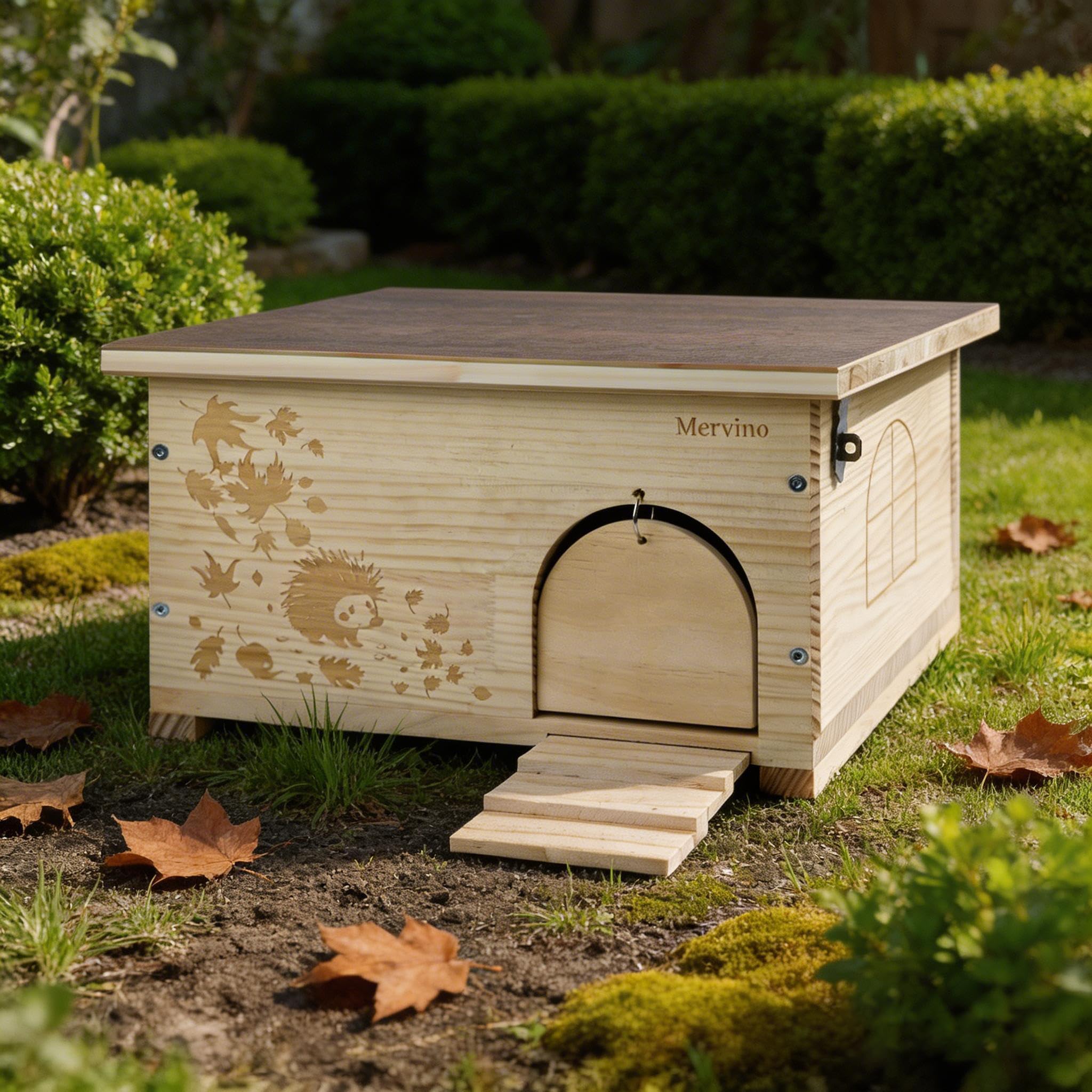Mervino Igelhaus Holz mit Rattenklappe und Boden - Robustes Igelhotel Winterfest, mit Leiter & wasserdichtem Dach als Gartenunterschlupf für Winterschlaf und Sommeraufenthalt (44x34x24 cm)