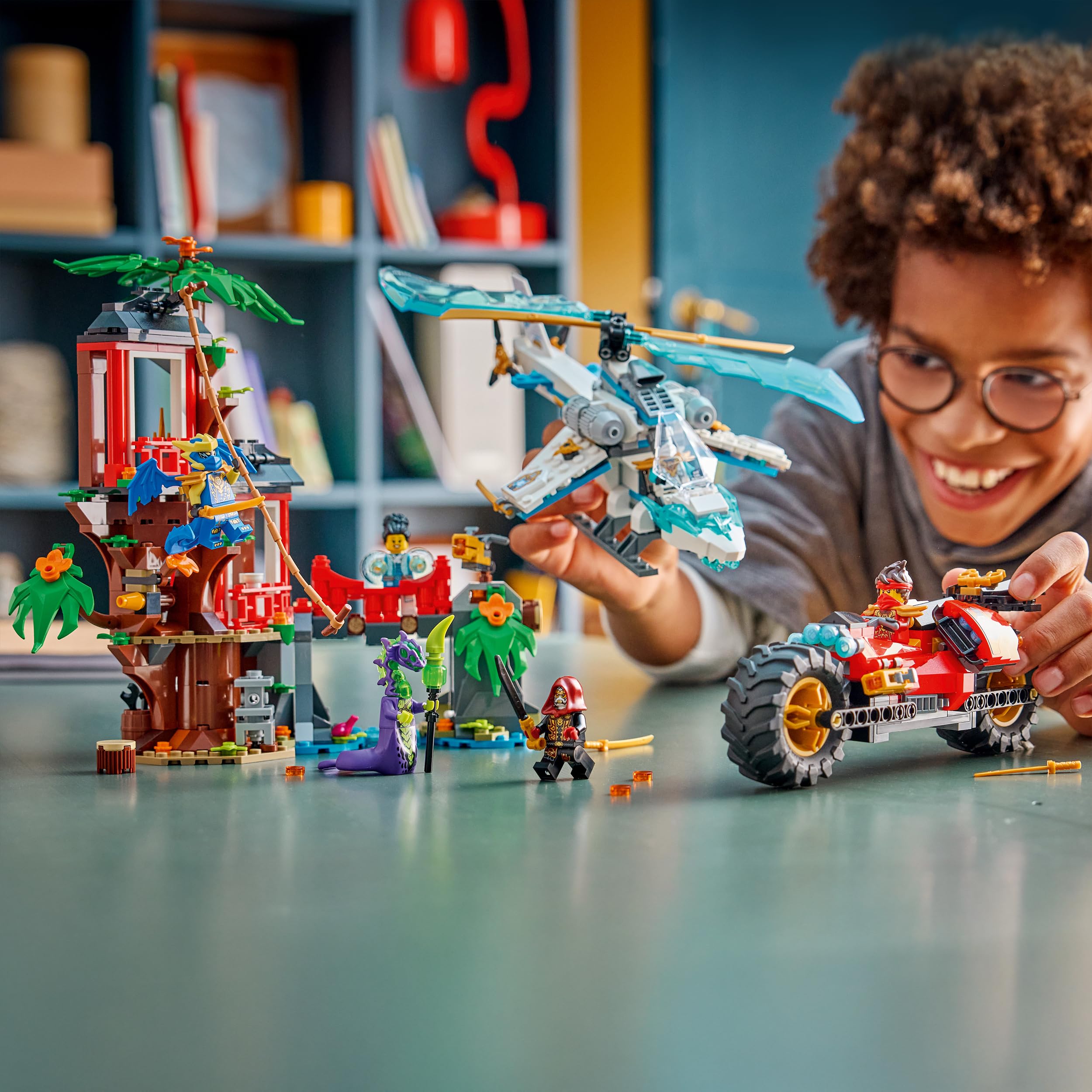 LEGO Ninjago Batalla de Vehículos Ninja Junto a la Casa del Árbol - Moto y Helicóptero de Juguete - Minifiguras de Acción con Armas Ninja - Regalo para Niños 7+ Años - 71857