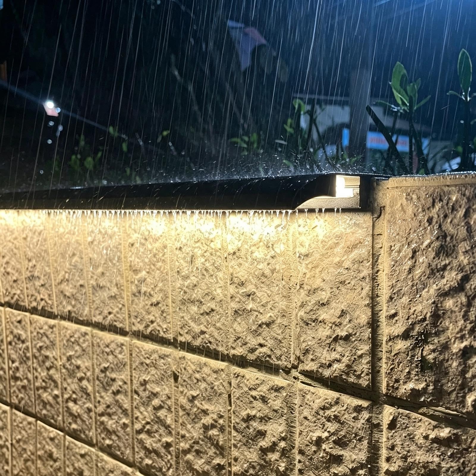 Luce a LED in alluminio nero tagliabile premium da 50 mm per grondaia