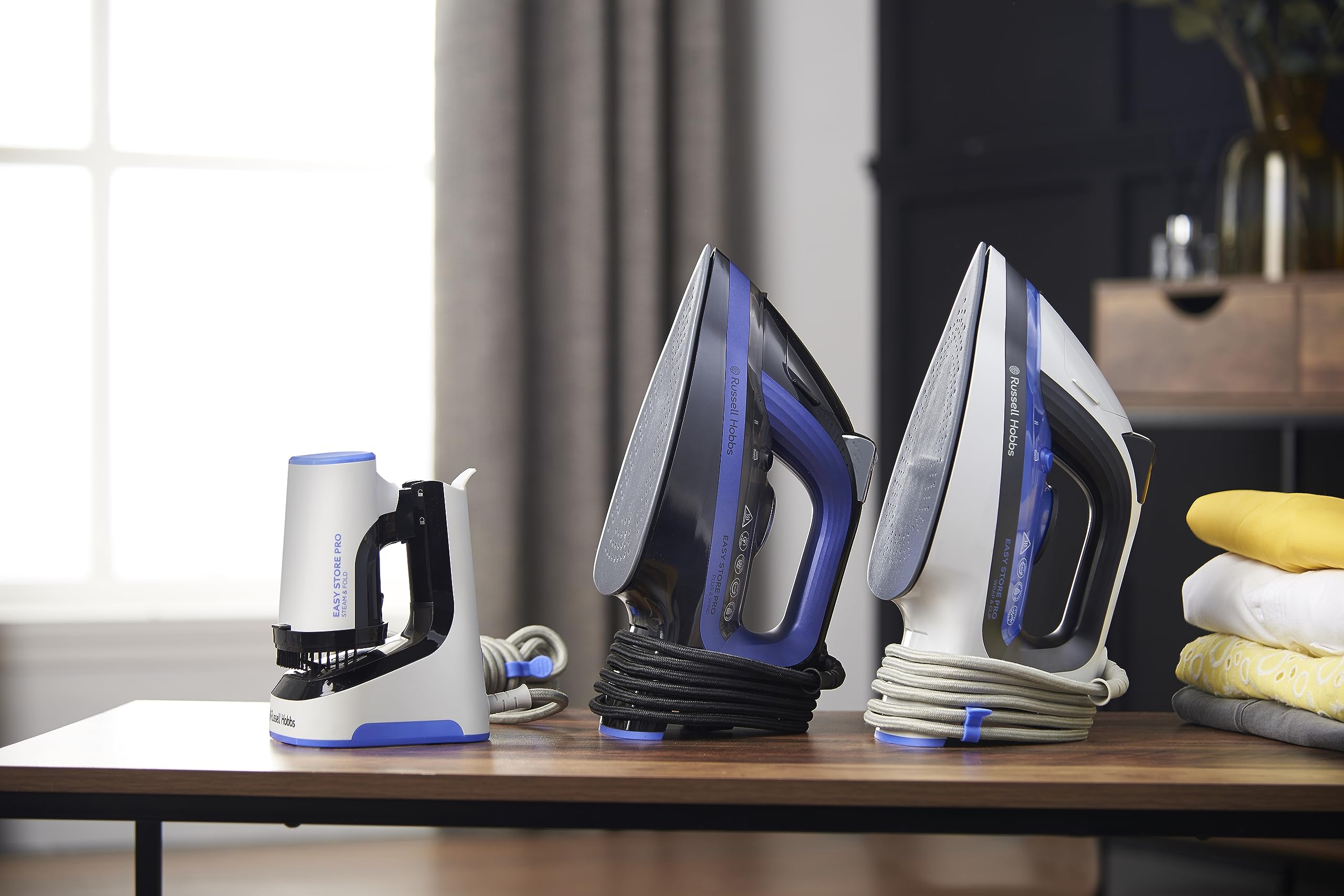 Russell Hobbs Plancha de Ropa Easy Store PRO, Cable Enrollable y Clavija se Encaja en Base para Guardar, 2400 W, Suela Cerámica, Golpe Vapor 200 g, Ajuste Automático Temperatura según Tejido,26731-56