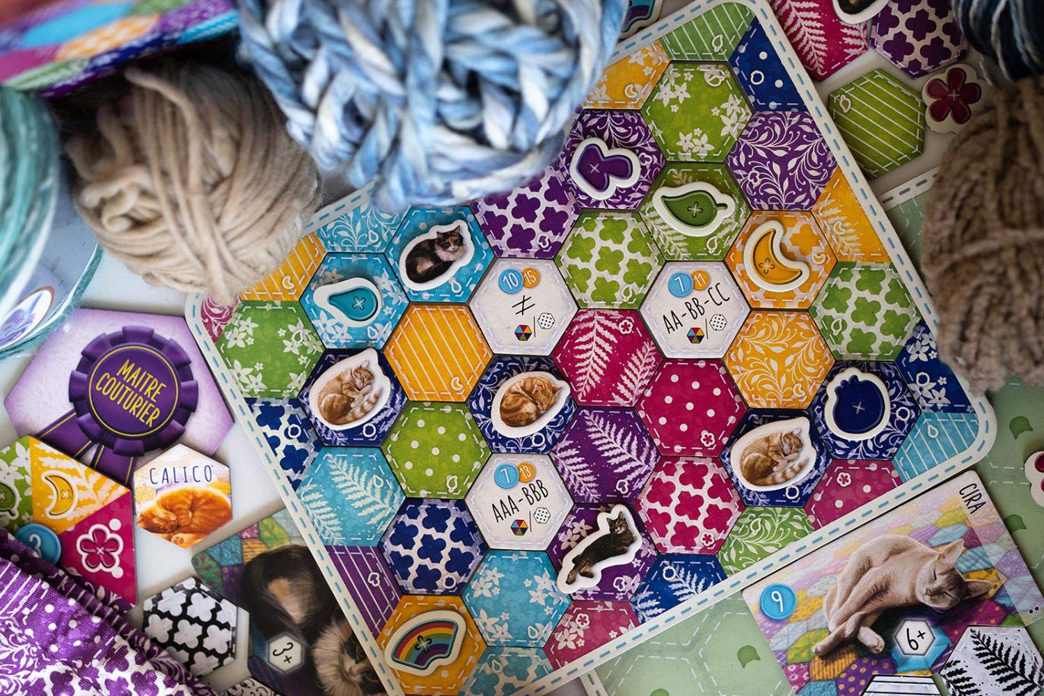 Lucky Duck Games | Calico | Jeu de Société Stratégique Tricot et Chat pour Adultes et Enfants dès 10 Ans + | Jeu de Plateau| Pose de Tuiles & Jetons | 1 à 4 Joueurs | 30-45 Min | en Français