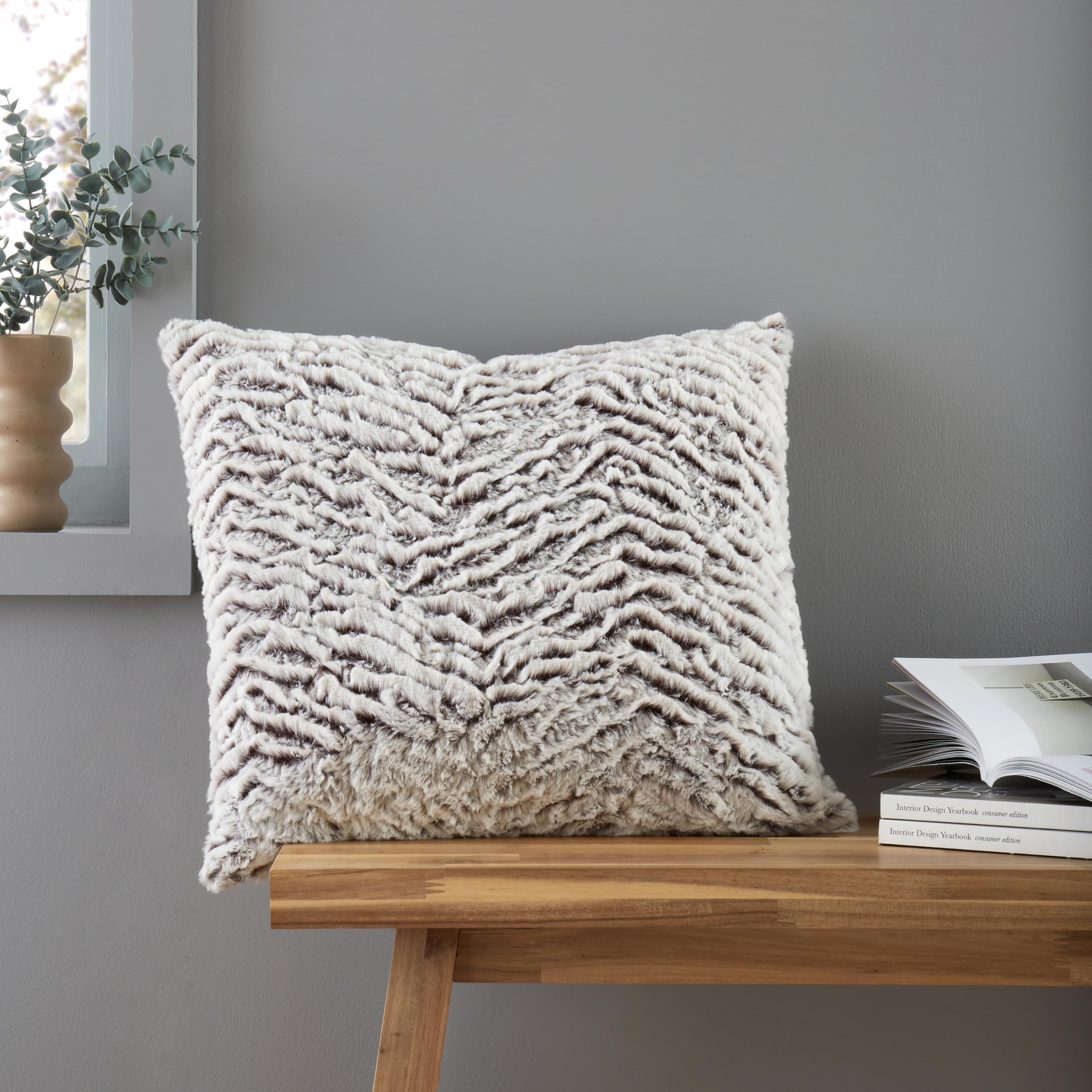 – Catherine Lansfield Wolf Cushion 43x43cm Neutral