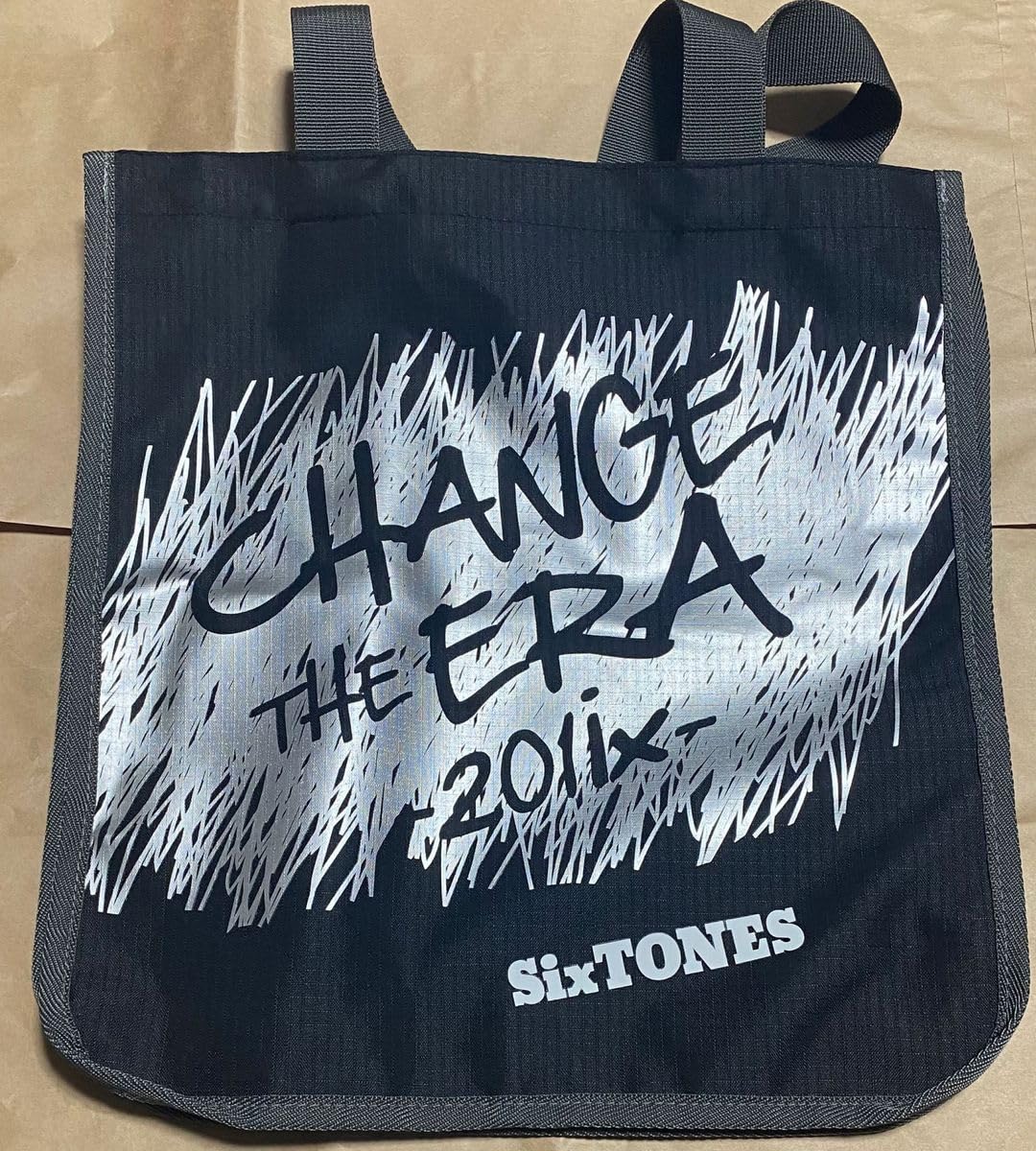 SixTONES 3点セット(Tシャツ、ロンT、トートバッグ) Amazon.co.jp: SixTONES チェンエラ トートバッグ : おもちゃ