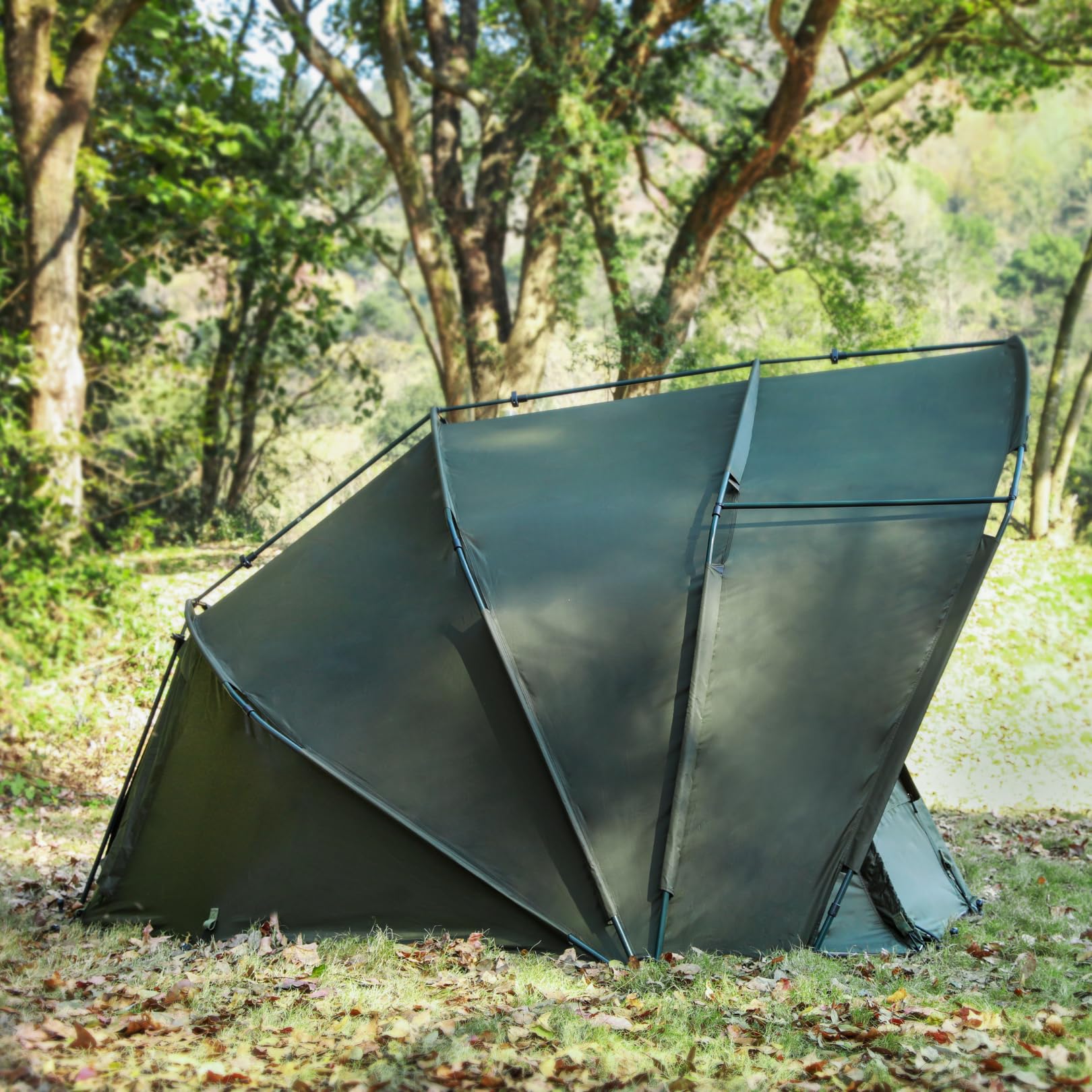 MK-Angelsport Fort Knox 2 Mann Angelzelt Dark Night 2.0 – Wasserdichtes Karpfenzelt | Sturmresistentes und abgedunkeltes Bivvy für Profi-Angler mit optimaler Belüftung durch Moskitonetze