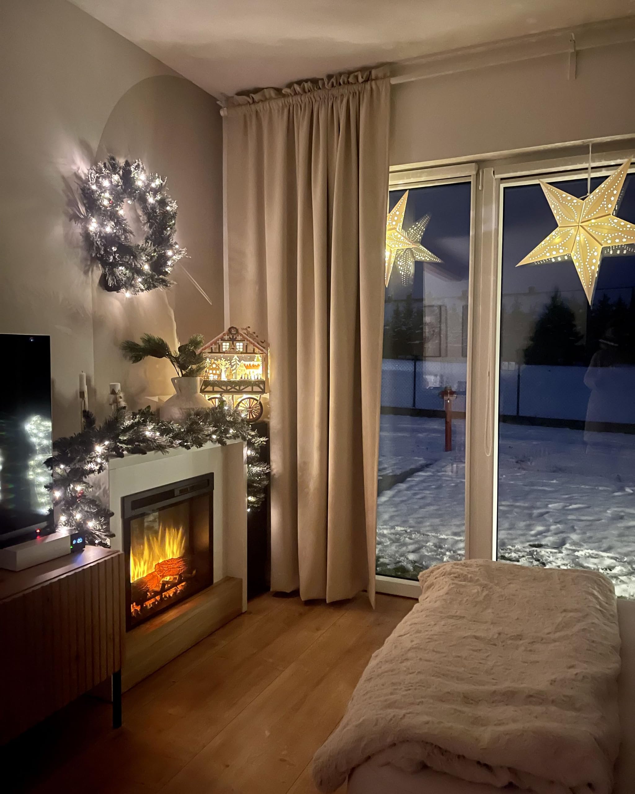 Künstliche Weihnachtsgirlande Grün mit LED 180 cm Tannenzapfen und Beeren Wapta