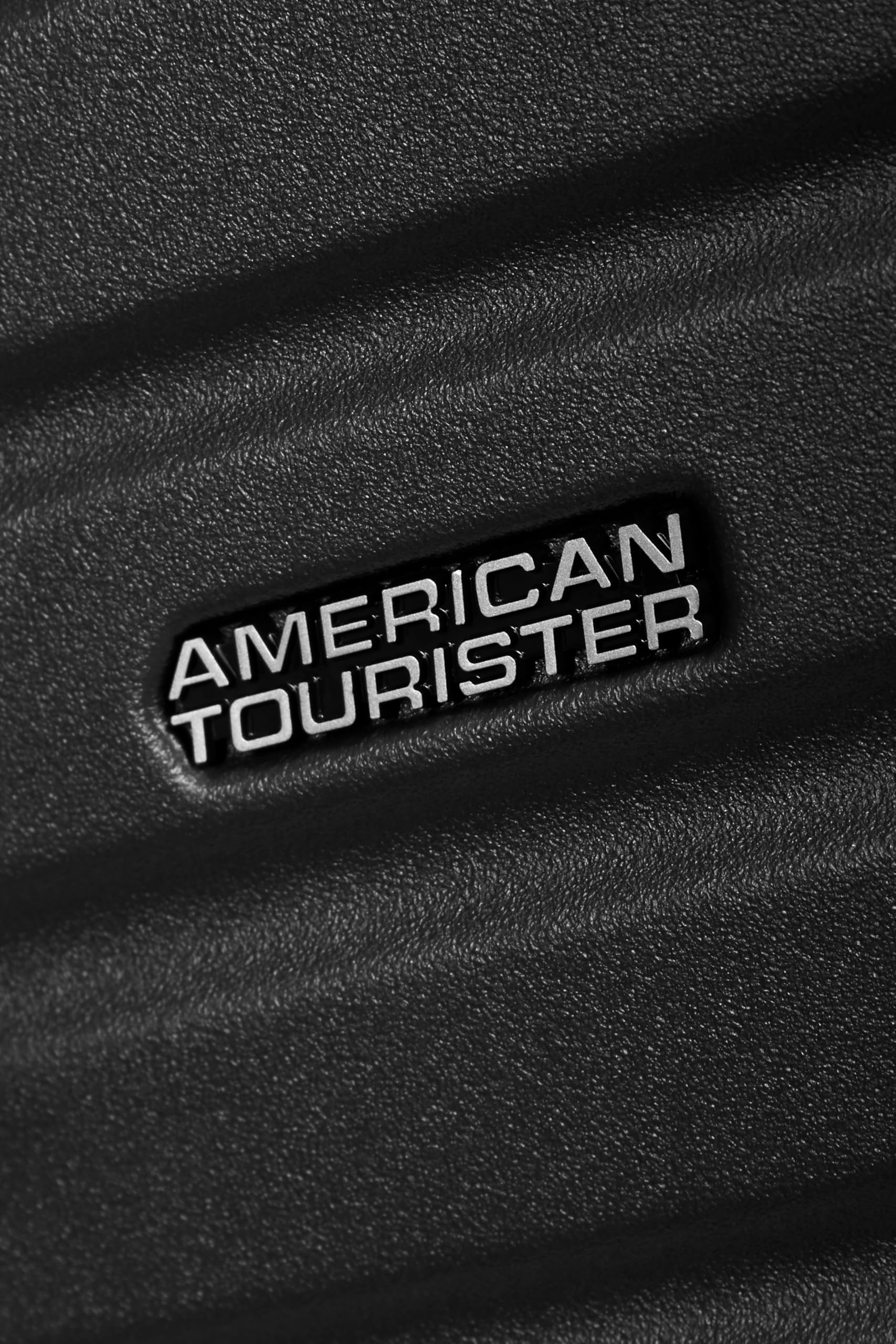 American Tourister Aerotech - Set di valigie rigide da 3 pezzi (bagaglio a mano, medio, grande), espandibile, set di trolley con lucchetto TSA - nero (nero metallizzato)