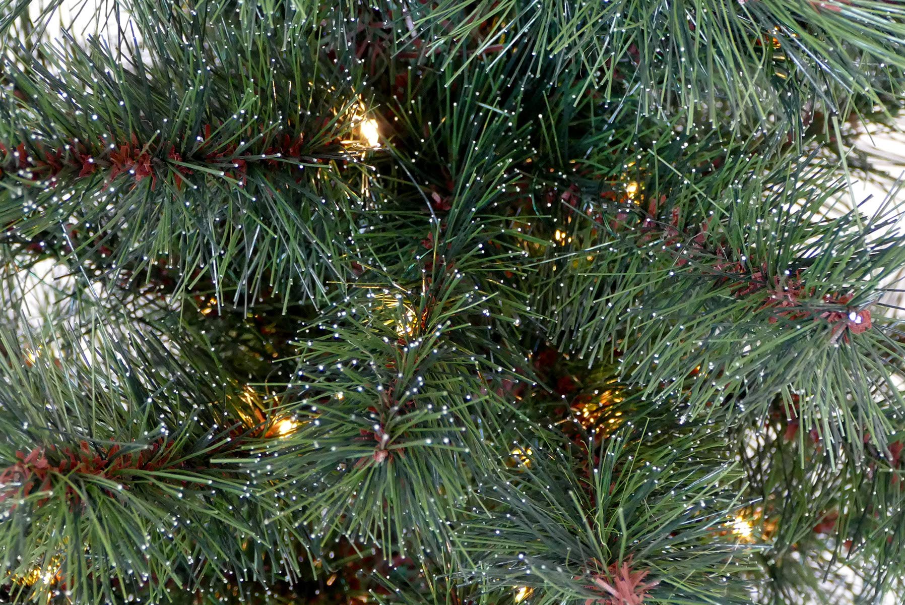 Gartenpirat Künstlicher Weihnachtsbaum 60 cm mit Drahtlichterkette 60 LED warmweiß Christbaum kiefernähnlich mit Frosteffekt beleuchtet batteriebetrieben