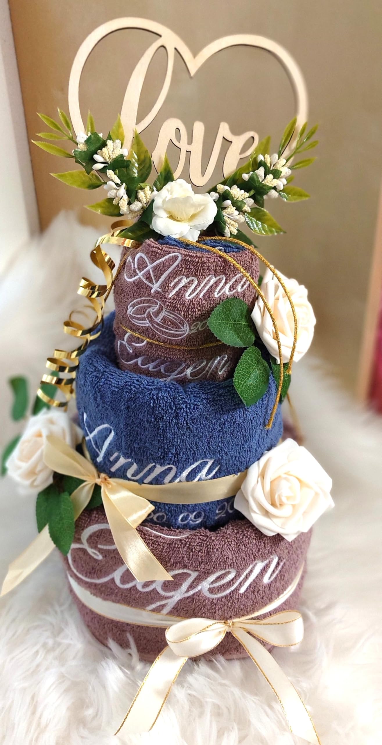 Handtuchtorte personalisiert Hochzeitsgeschenk mit Namen bestickt Brautpaar