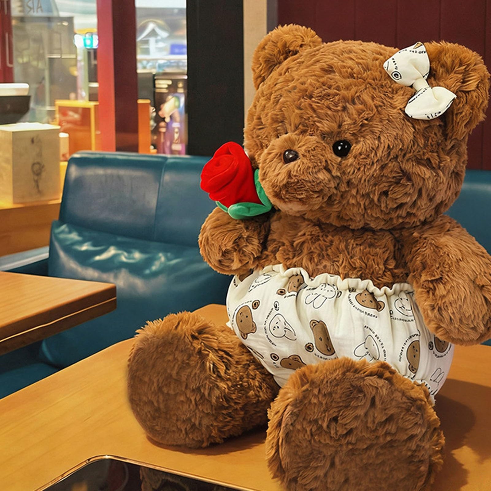 Peluche de peluche marrón rizado, sosteniendo una rosa roja con lazo y pantalones cortos de dibujos animados, regalo romántico de decoración de felpa for todos los amantes de la felpa(90cm/35in)