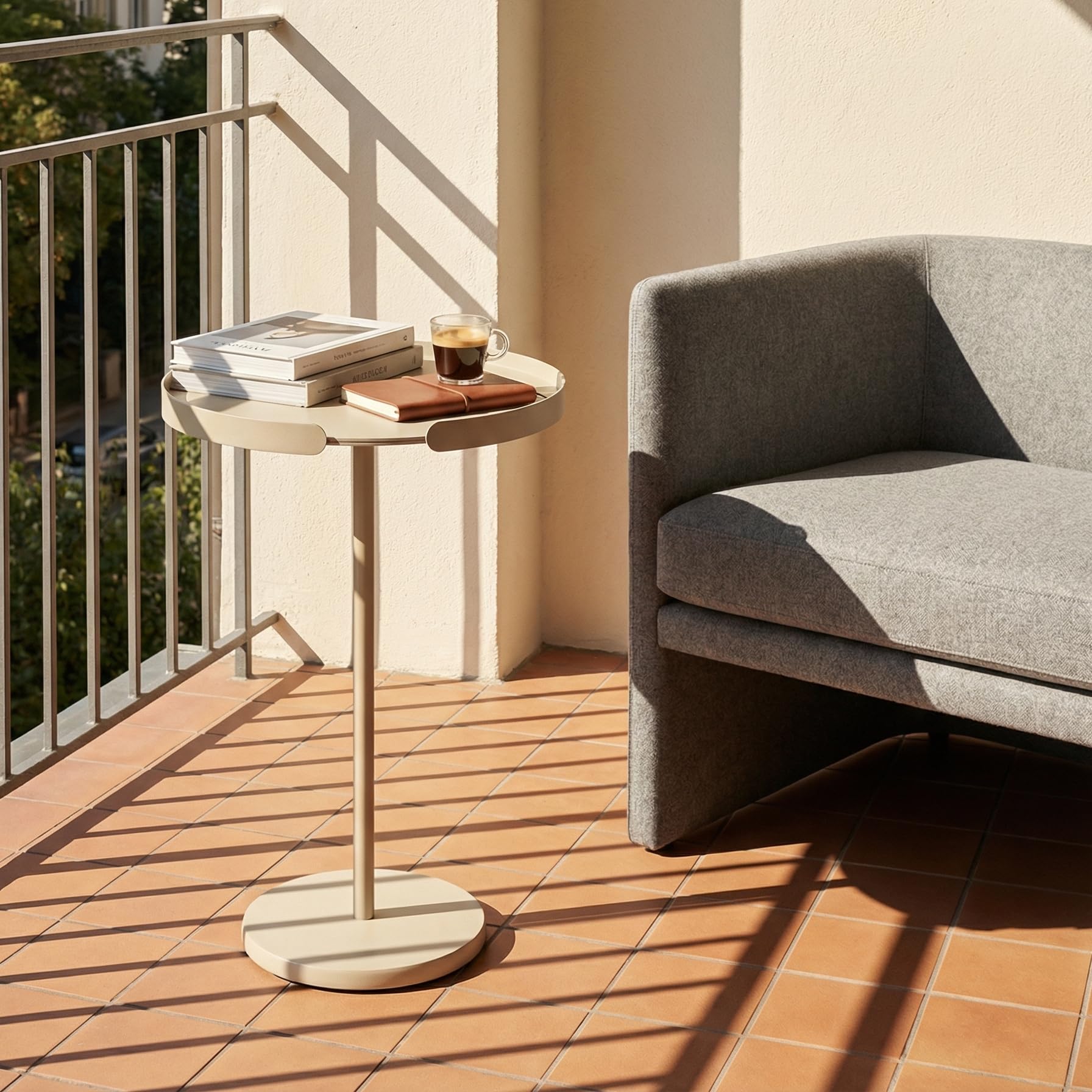 Beistelltisch Outdoor Aluminium wetterfest – OLLIE, runder Metalltisch, modern & stabil, für Balkon, Terrasse, Garten & Wohnzimmer, Couchtisch klein, Kaffeetisch Made in EU (Champagne Beige, 46.8cm)