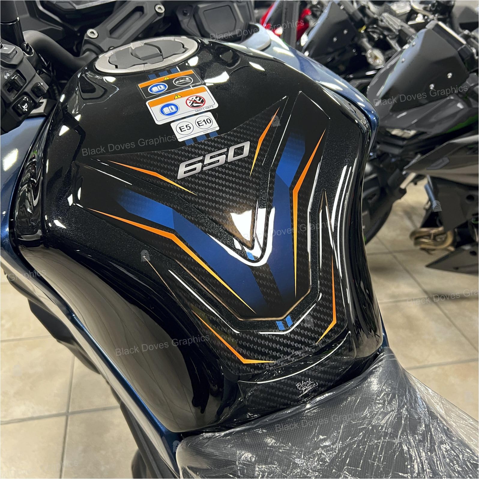 Stick moto Kawasaki Versys 650 2026 : l'élégance du gel 3D fabriqué en Italie