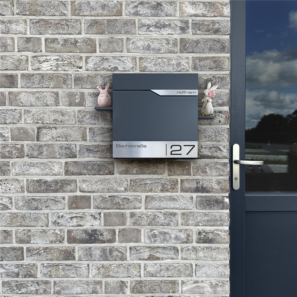 Metzler® Briefkasten Anthrazit mit Zeitungsfach, personalisiert mit Lasergravur, Wandbriefkasten mit austauschbarem Edelstahl-Namensschild, rostfreier moderner Postkasten,10 Jahre Ersatzteile, Siebert