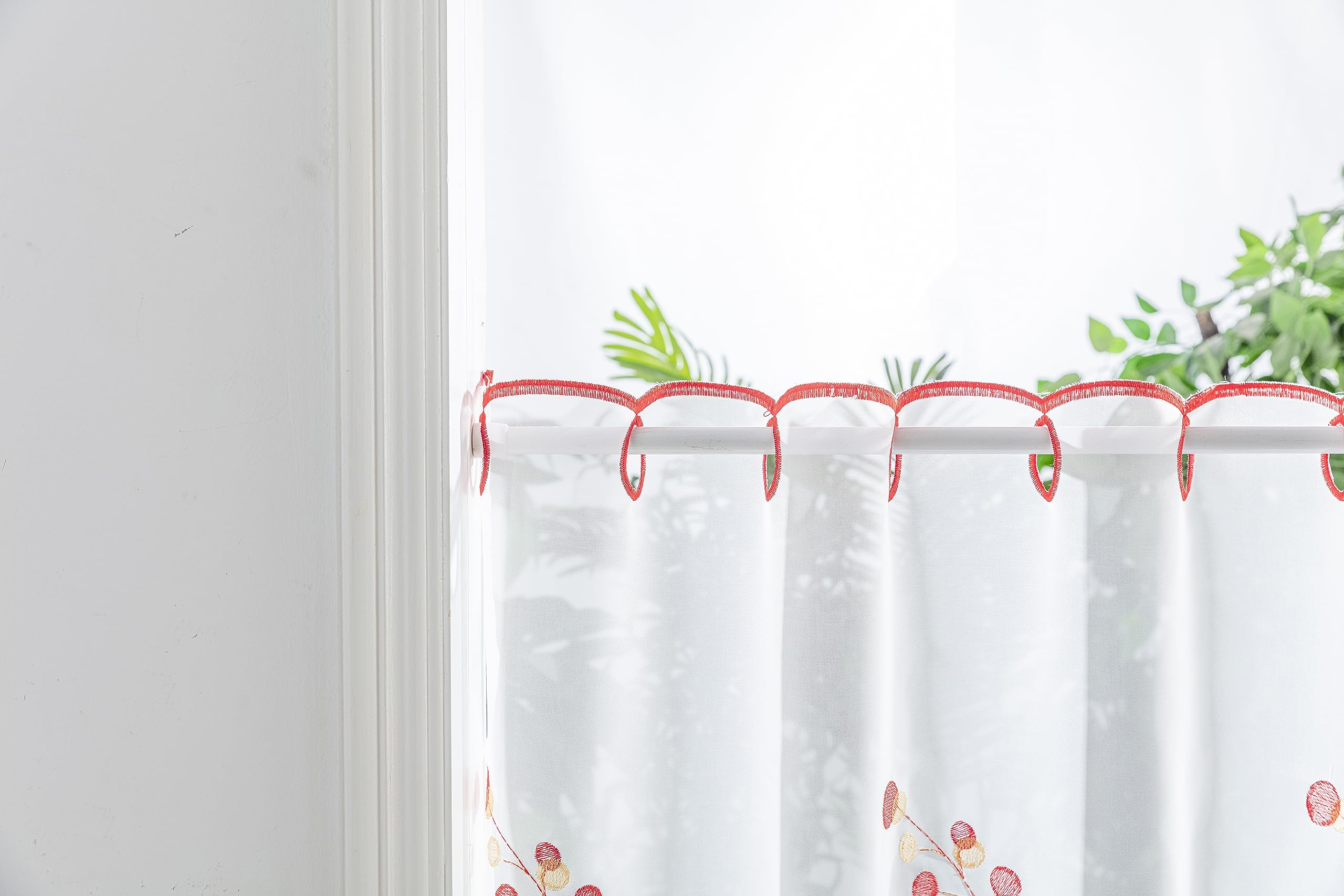 Devola Tenda da bistrò con ricamo, trasparente, in stile rustico, Cáfe, tenda per finestra, soggiorno, 65 x 90 cm, motivo ciliegia, 1 pezzo