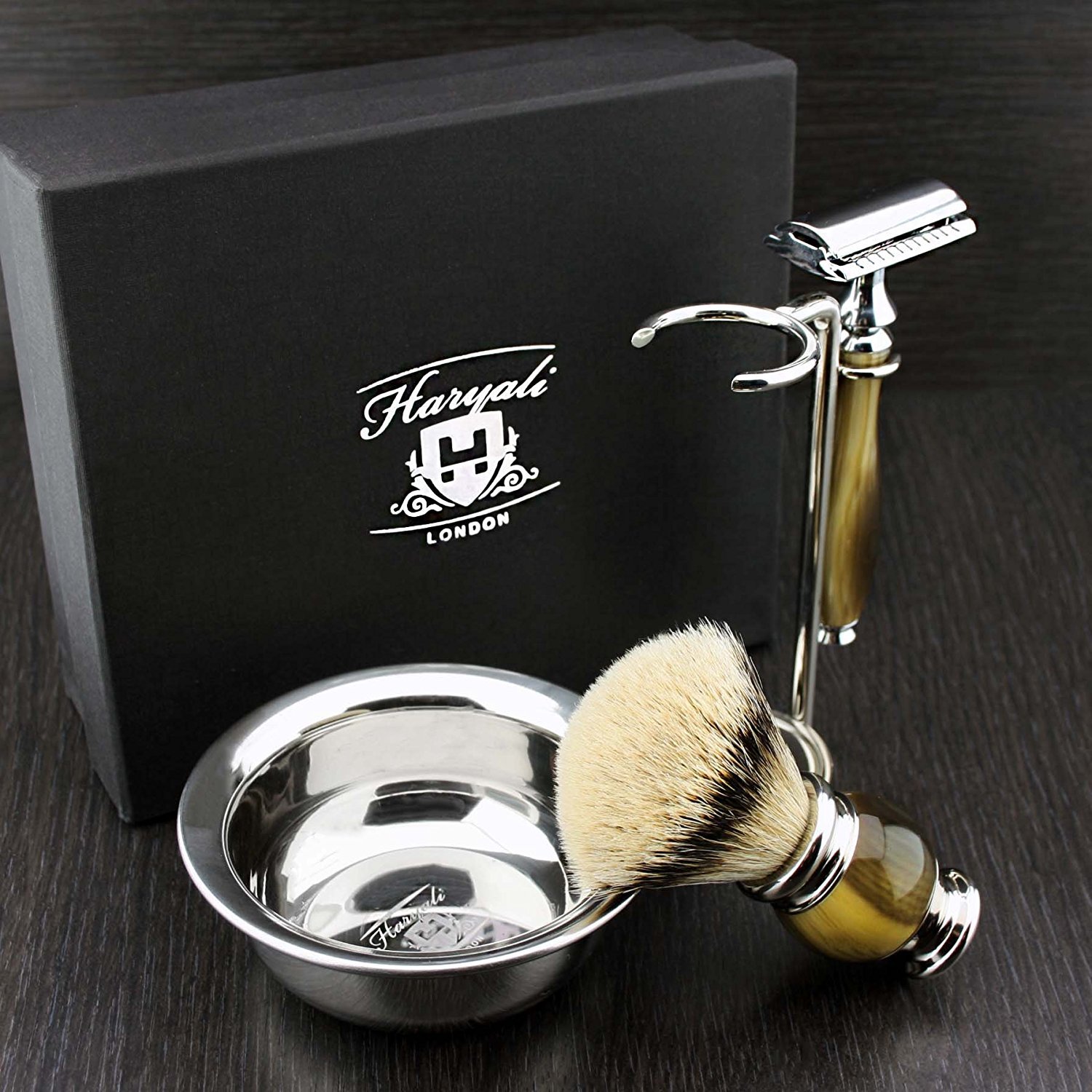 Set di 4 rasature da uomo, con pennello a punta argentata, rasoio per rasatura, supporto e ciotola da barba, design Haryali London