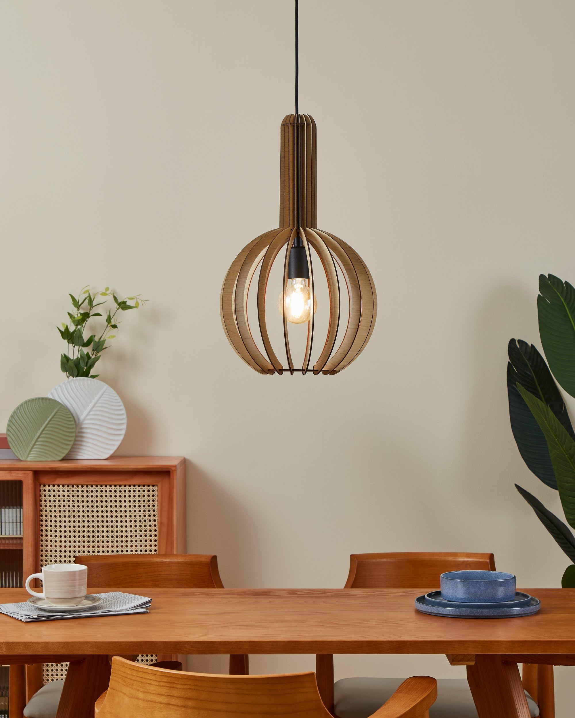 Eglo lámpara colgante Velasco para comedor, luminaria redonda para sala | y comedor, iluminador de madera de arce y metal en negro, luz con casquillo E27