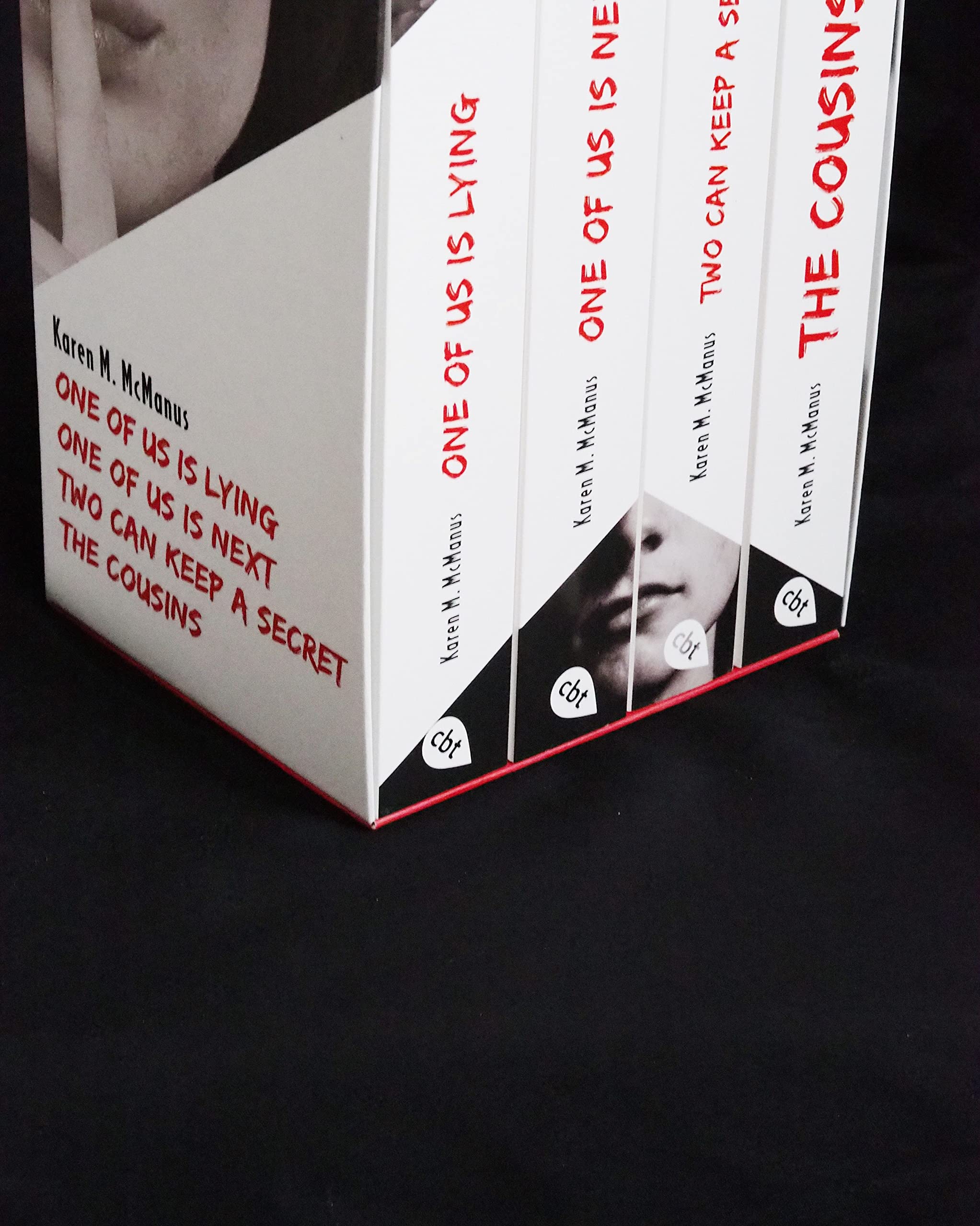 Karen M. McManus: Vier Bände im Taschenbuch-Schuber: One of us is lying, One of us is next, Two can keep a secret, The Cousins: Umwerfende Jugendbuch-Thriller von der Bestseller-Autorin