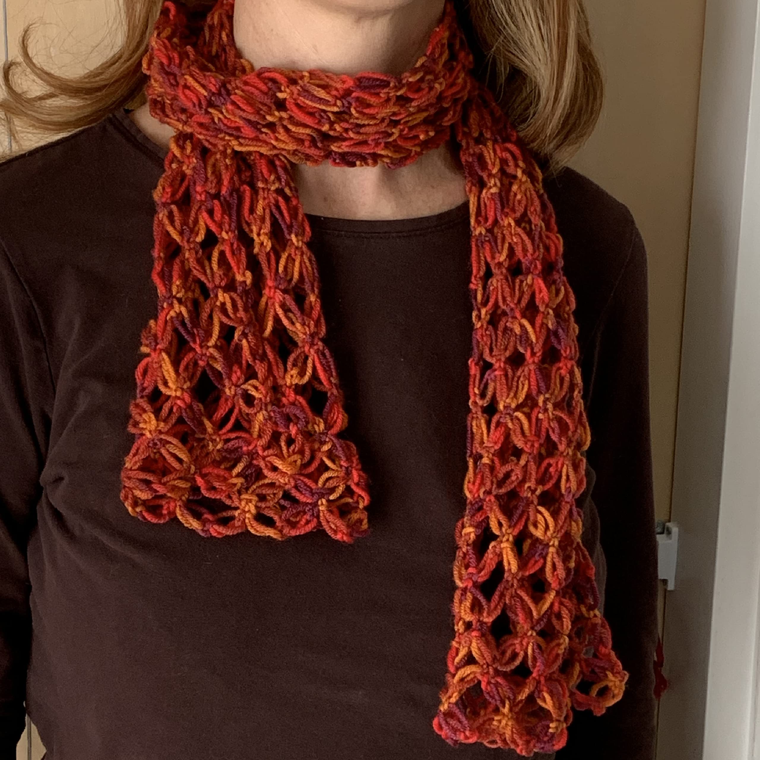 Sciarpa sfumata fatta a mano, sciarpa da donna a uncinetto, in lana merino. Stola in lana merino ARTICOLO ORIGINALE E UNICO MOMpATchWORK