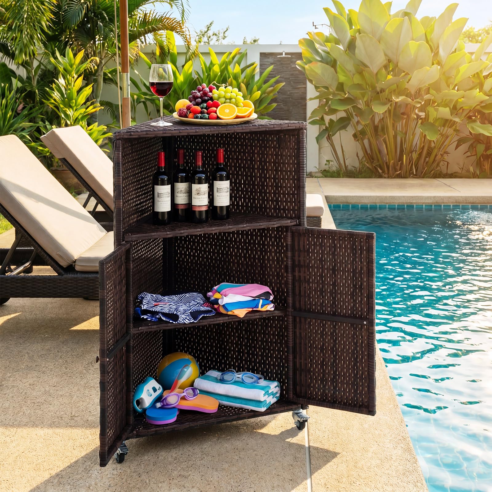 COSTWAY Armadietto da Esterno Angolare, Armadio da Esterno in Rattan PE con Ruote Bloccabili, 2 Ripiani Aperti e 2 Ante, Credenza da Cucina per Giardino, Piscina e Terrazza, 66 x 47 x 111 cm