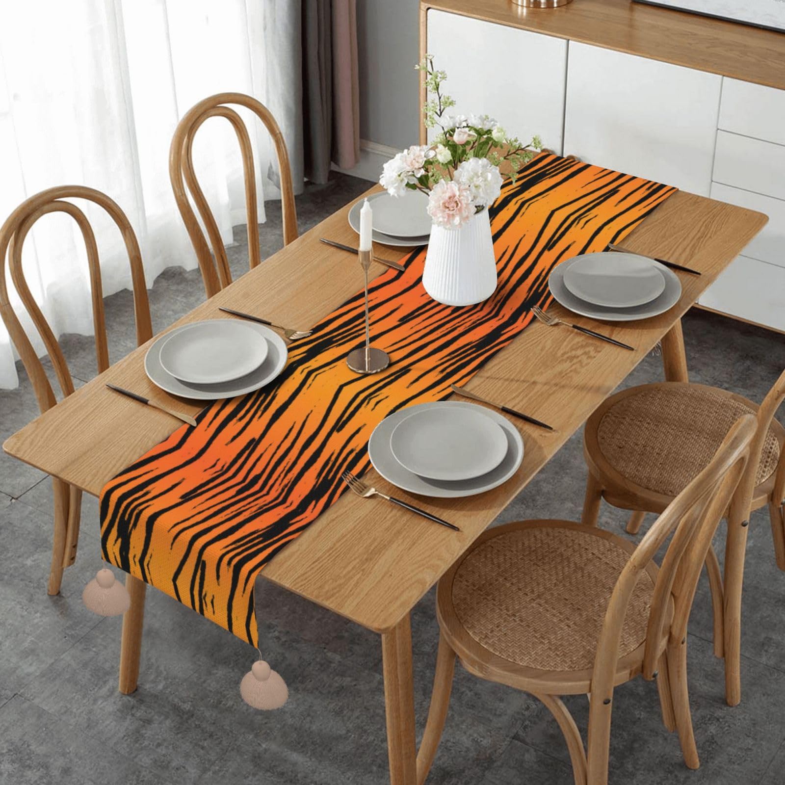 Chemin de table tigre haut de gamme de 152 cm avec finitions pompons