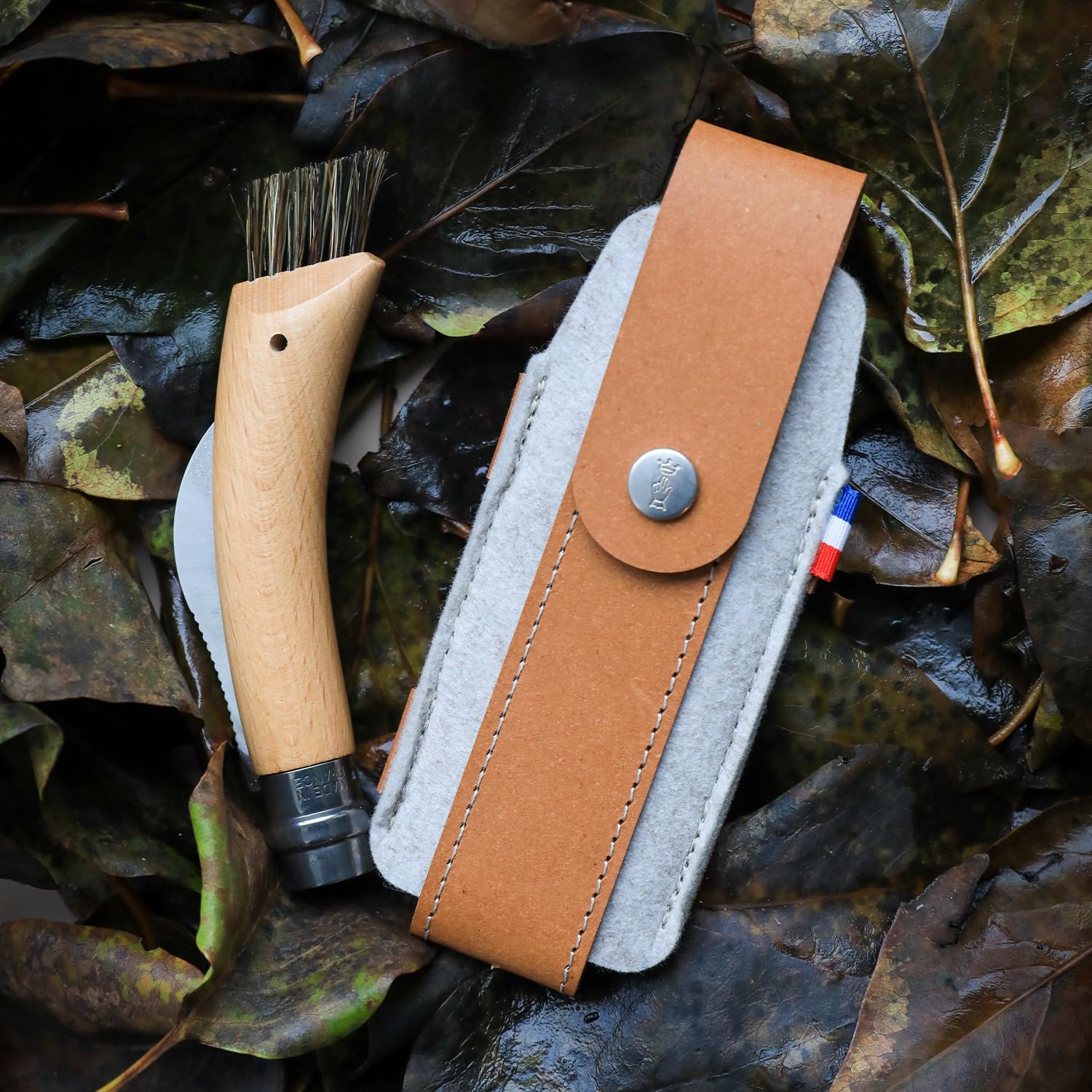 Opinel Custodia per esterni L in pelle riciclata e feltro R-PET – Marrone – Borsa per coltelli sostenibile per Opinel N°09, N°10, coltello a fungo N°08 e N°10 con cavatappi e apribottiglie
